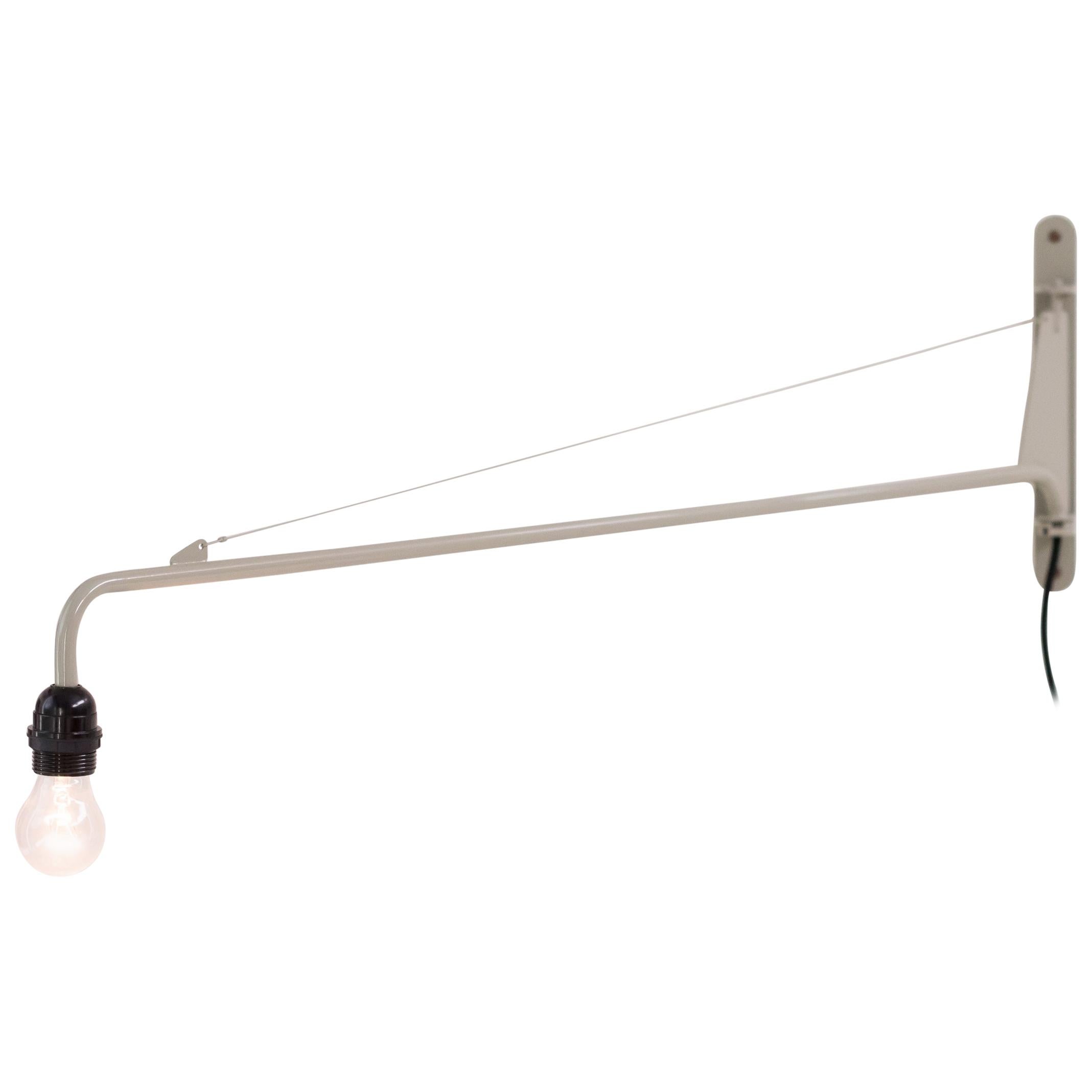 Limitierte Auflage der Jean Prouvé Swing Jib Wandleuchte