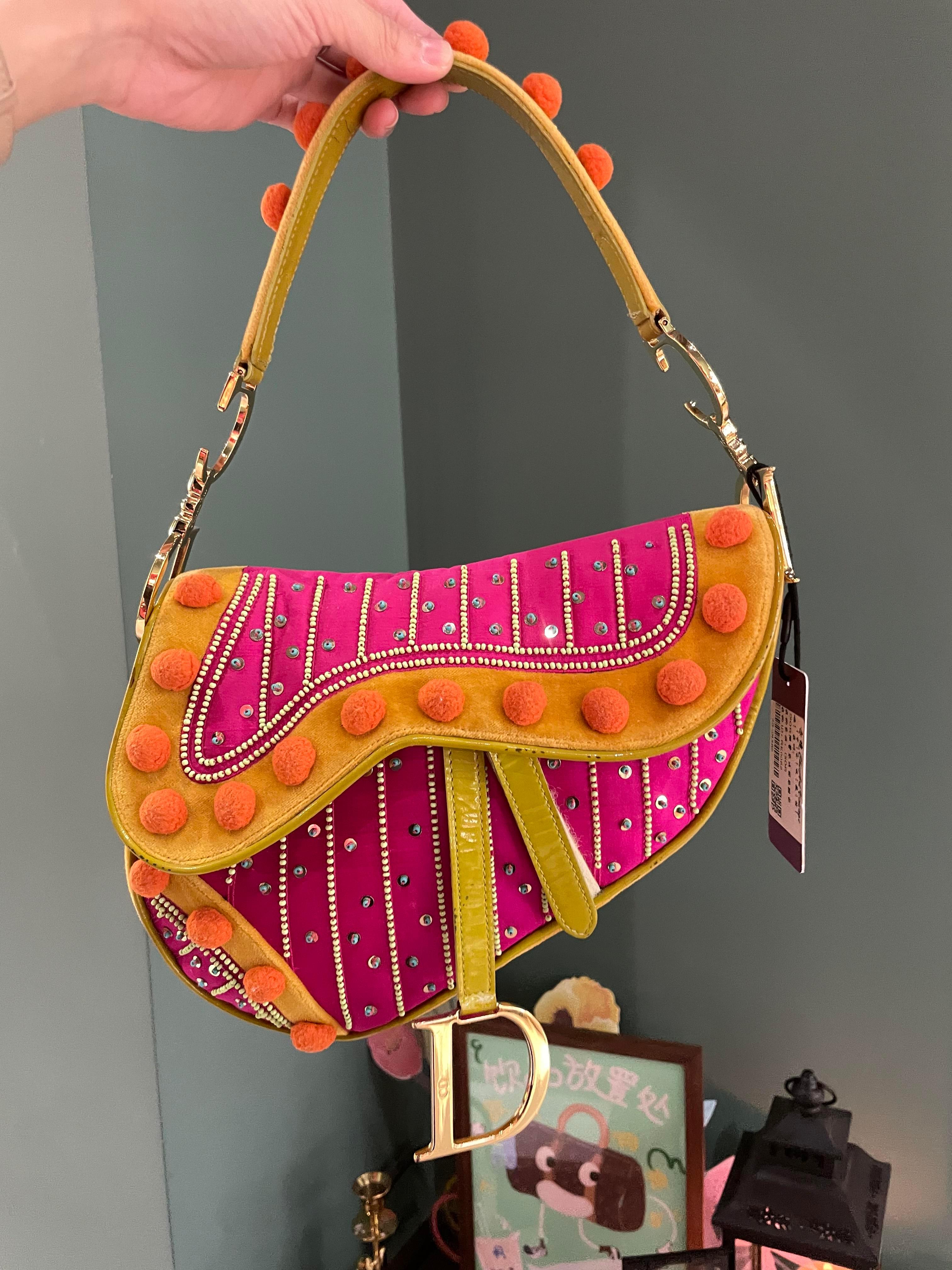 Edition limitée John Galliano era Dior Saddle bag avec pompons et perles
 Il s'agit de photos professionnelles du sac offert par Luxbags.
 Édition limitée de l'époque John Galliano. Comprend des pompons et des perles supplémentaires.
 Cette édition