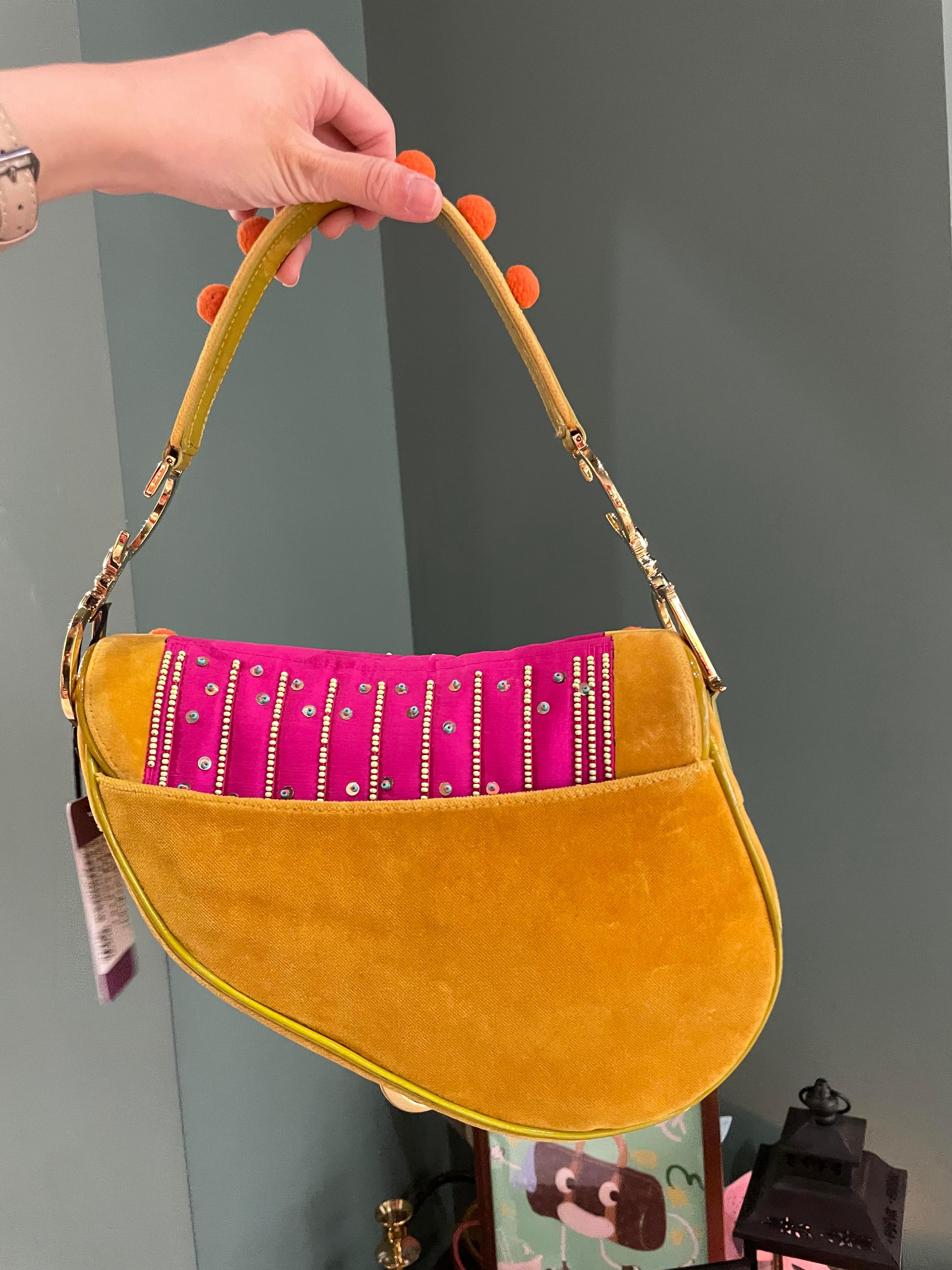 Edition limitée John Galliano era Dior Saddle bag avec pompons et perles Bon état à AUBERVILLIERS, FR