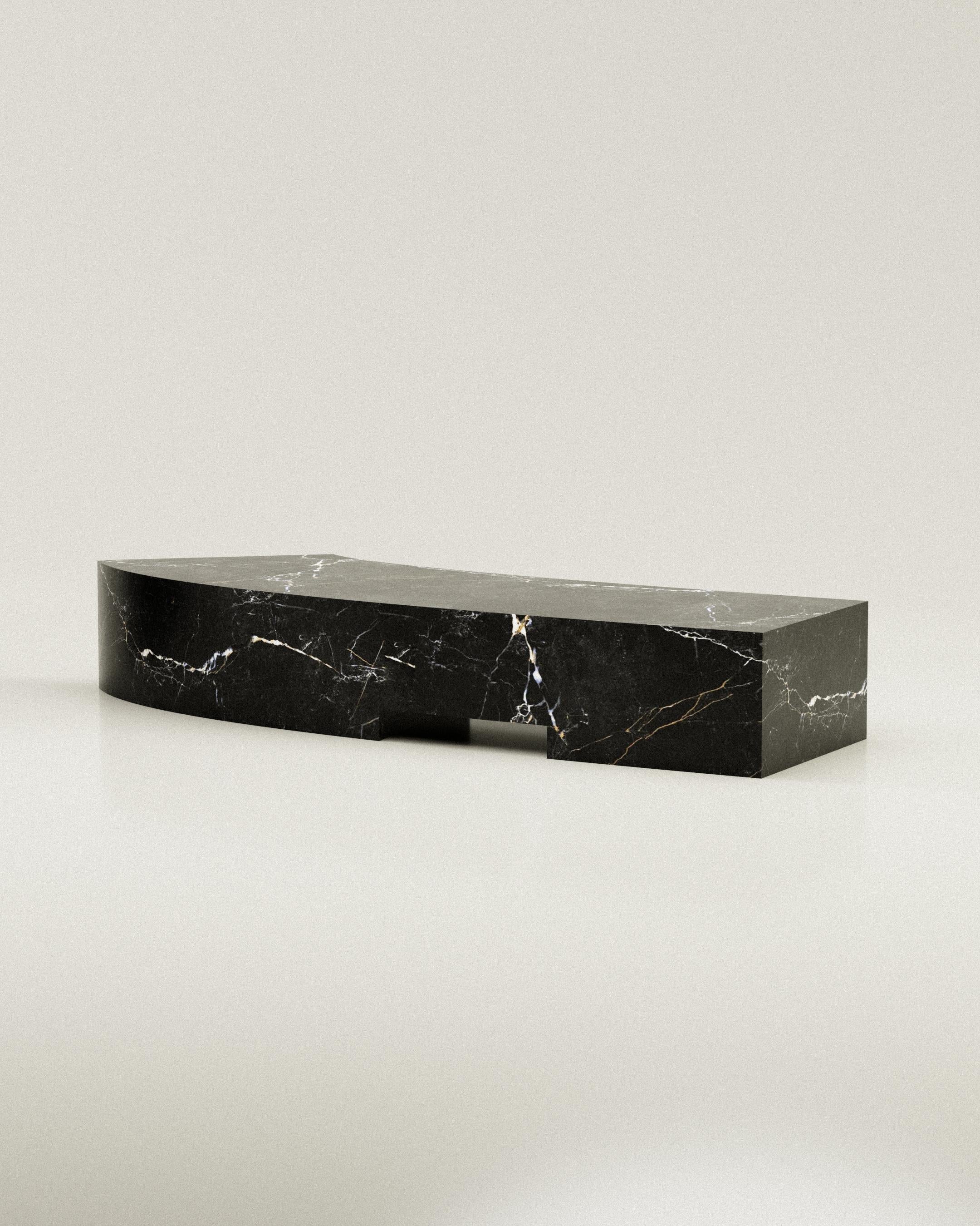 Mesa de centro Kufe de edición limitada en mármol negro de Justus Knut Schomann
Edición limitada de 25 + 2AP.
Dimensiones: P 80 x An 255 x Al 43 cm.
Materiales: Mármol negro.

Esta pieza tiene un número de serie e incluye un certificado de