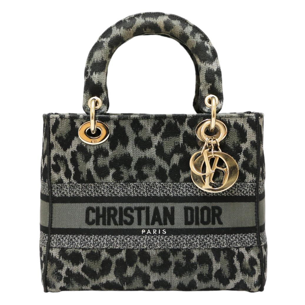 Superb limited edition of the iconic Lady Dior bag from Dior!

Condition: very good
Made in Italy
Collection: Lady Dior Medium
Genre: women
Material: canvas
Colors: grey, black
Dimensions: 24 x 20 x 11 cm
Strap: 105 cm (removable)
Year: limited