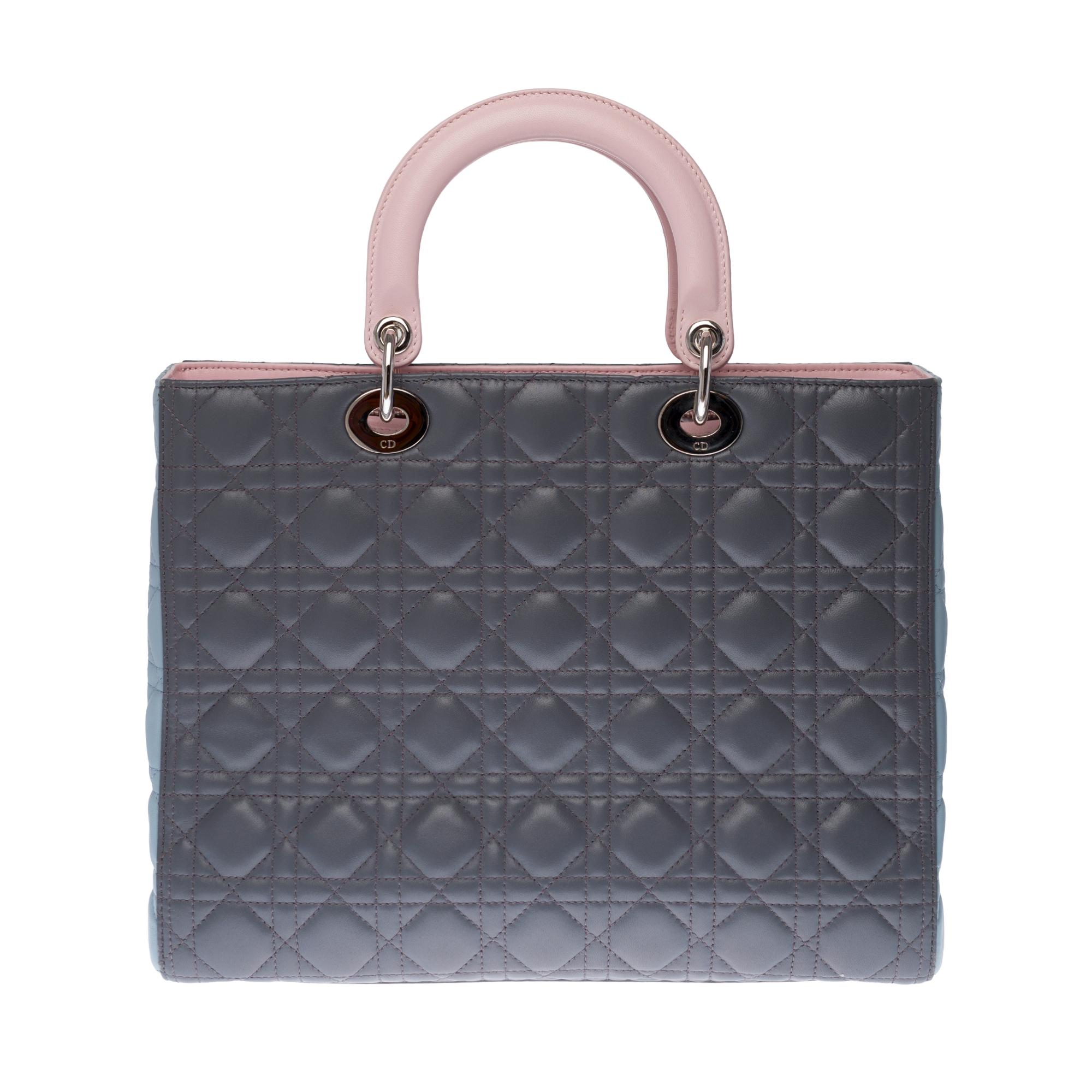 Sehr schicke Umhängetasche Dior Lady Dior großes Modell (GM) limitierte Auflage tricolor ( grau:: rosa:: türkisblau) cannage Leder:: silberne Metall-Hardware:: Doppelgriff rosa Leder:: abnehmbarer Schultergurt Griff in rosa Leder ermöglicht eine