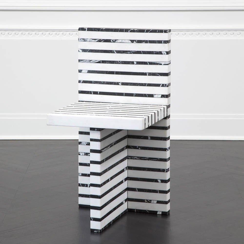 Der Lineage Chair, eine Mischung aus Marmor und architektonischer tektonischer Form, ist ein Beispiel für die moderne Dualität von Kunst und Funktionalität. Bei diesem skulpturalen Beistellstuhl wechseln sich Schichten aus natürlichem Marquina Negro