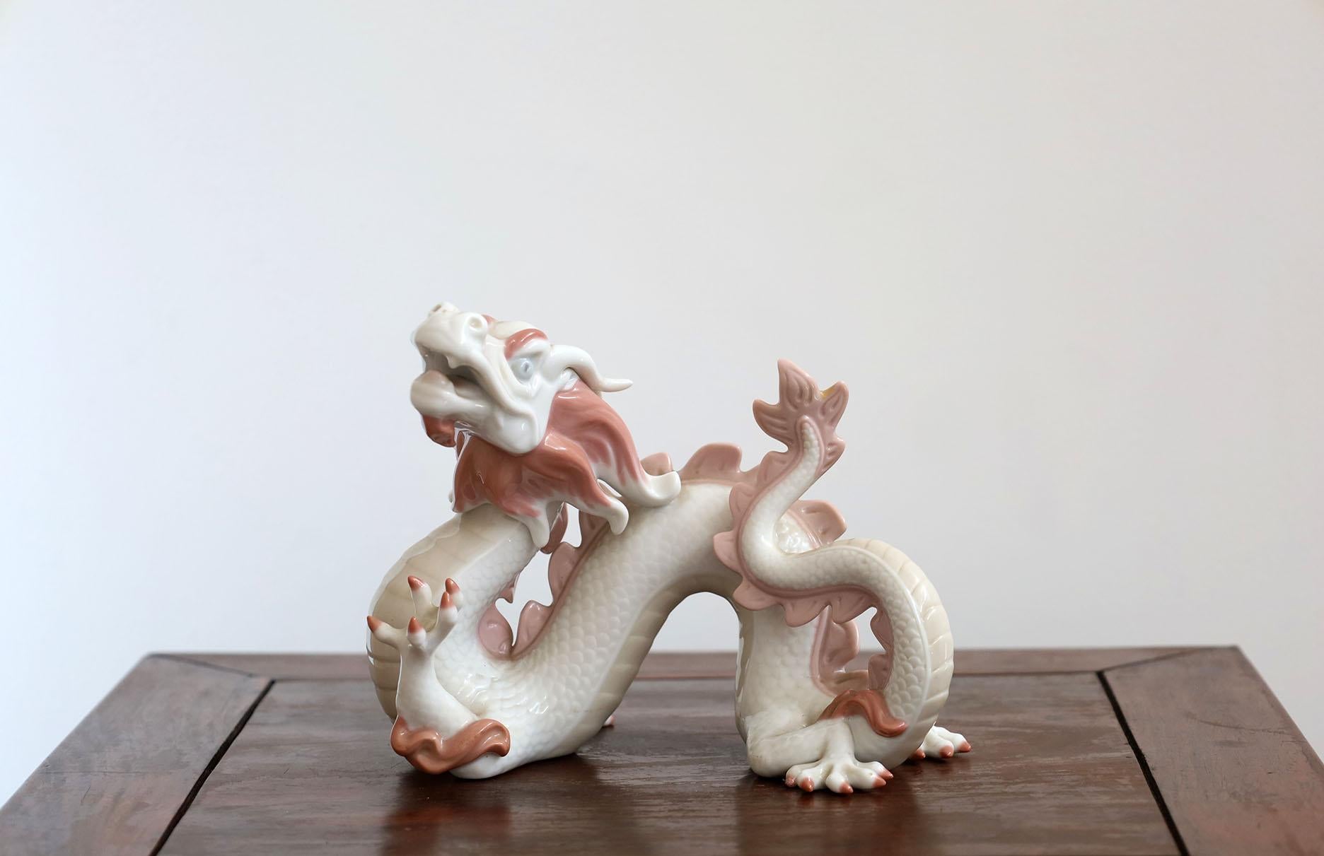  
Escultura de dragón de porcelana realizada por Francisco Plop para Lladro.
Edición limitada.
Muy buen estado, sin desconchones ni marcas.
Etiqueta Lladro original.

