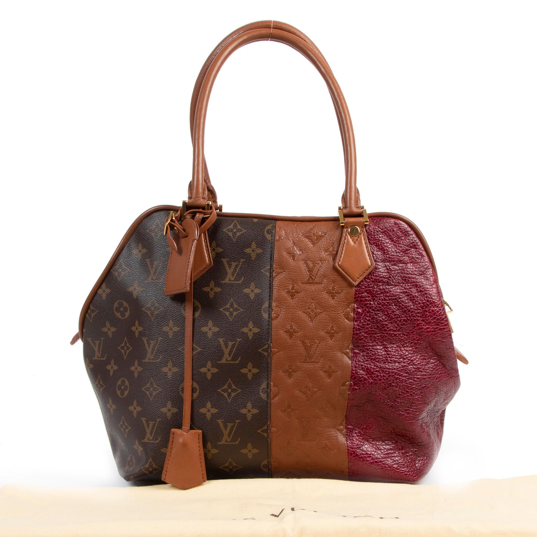 Take your handbag collection to a whole new level with this incredible limited edition Louis Vuitton blocks zipped tote bag. This beautiful bag dates back to the 2011 pre-fall collection and is crafted from brown smooth goat leather with a burgundy