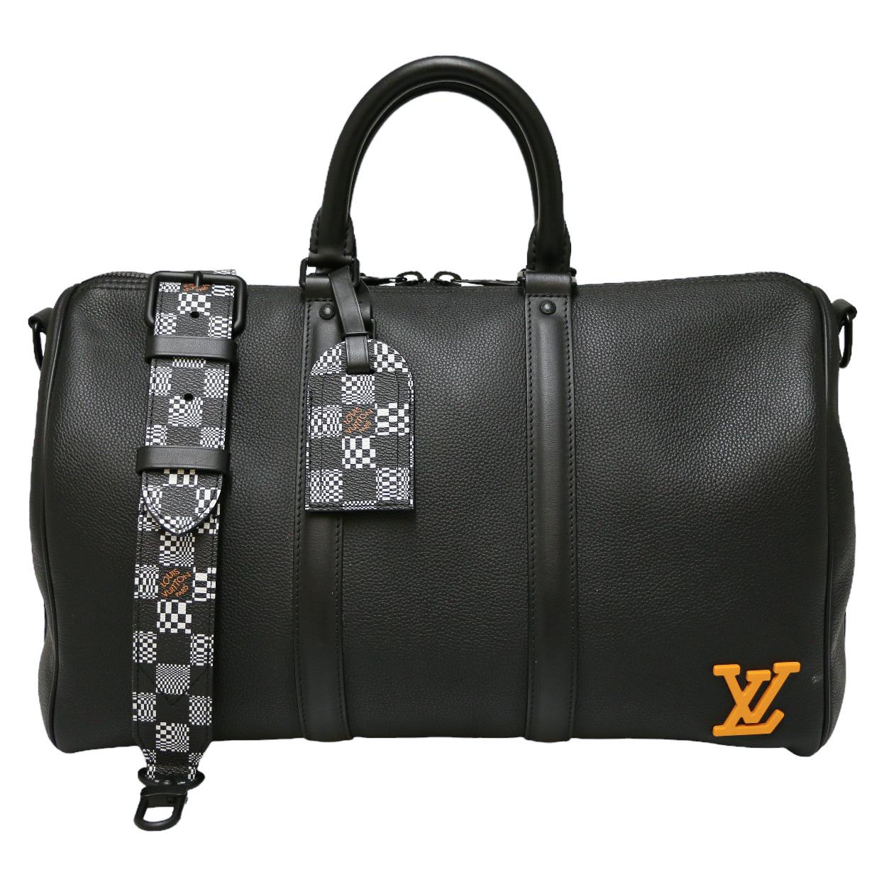 Limited edition Keepall City by LOUIS VUITTON designed by Virgil Abloh, delivered in its original Louis Vuitton dustbag
Condition : very good
Made in France
Gender : Unisex
Material : Aerogram leather
Lining : black fabric
Color : black
Measurements