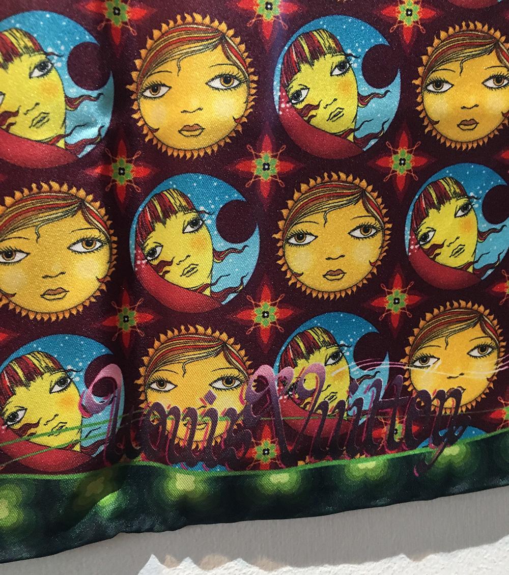 Sciarpa di seta Os Gemeos di Louis Vuitton in edizione limitata e in ottime condizioni. L'edizione limitata della collaborazione tra Louis Vuitton e Os Gemeos del 2013 presenta una vibrante stampa a mosaico multicolore con cerchi del sole e della