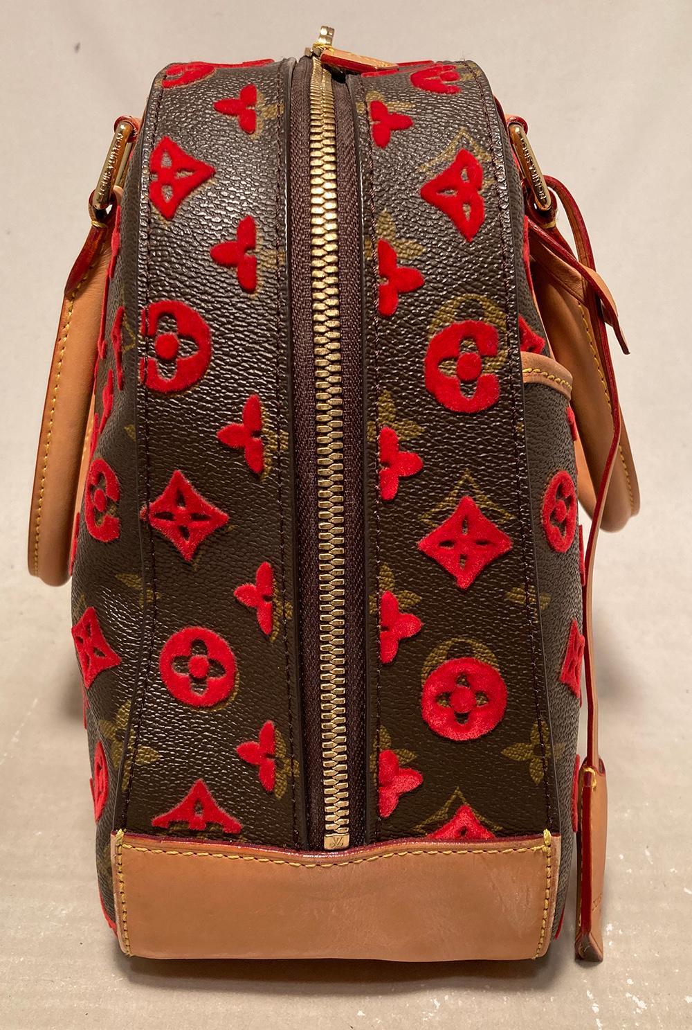 Bolsa cubo Louis Vuitton Rouge Monogram Tuffetage Deauville de edición limitada en excelente estado. Bolso emblemático Deauville reimaginado en lona marrón y monograma en terciopelo rojo 3D con ribetes de piel tostada y herrajes de latón. Bolsillo