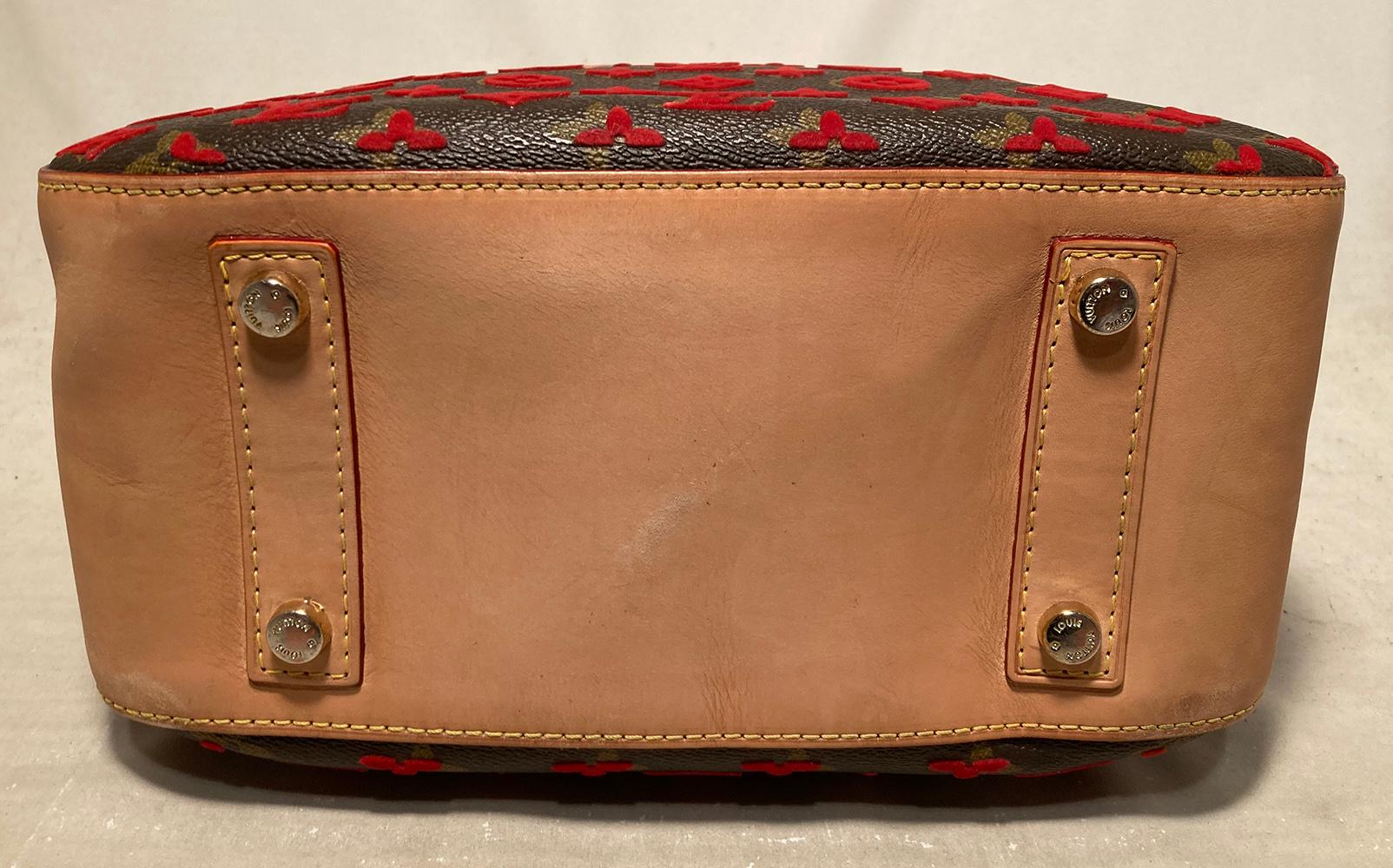 Edición limitada del bolso cubo Louis Vuitton Rouge Monogram Tuffetage Deauville en Excelente Estado en Philadelphia, PA