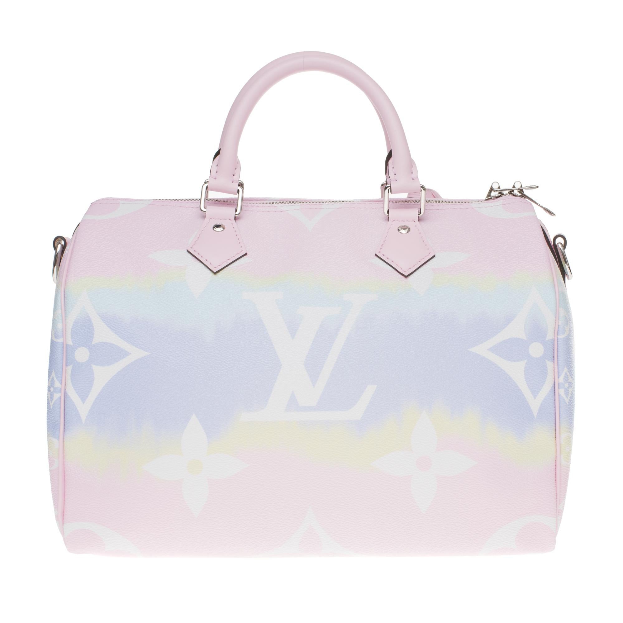 The Monogram Tie & Dye canvas gives this Speedy Shoulder 30 a summer look. This classic Louis Vuitton urban model is revisited for the summer LV Escale capsule collection, but it remains recognizable thanks to the leather-wrapped handles and its