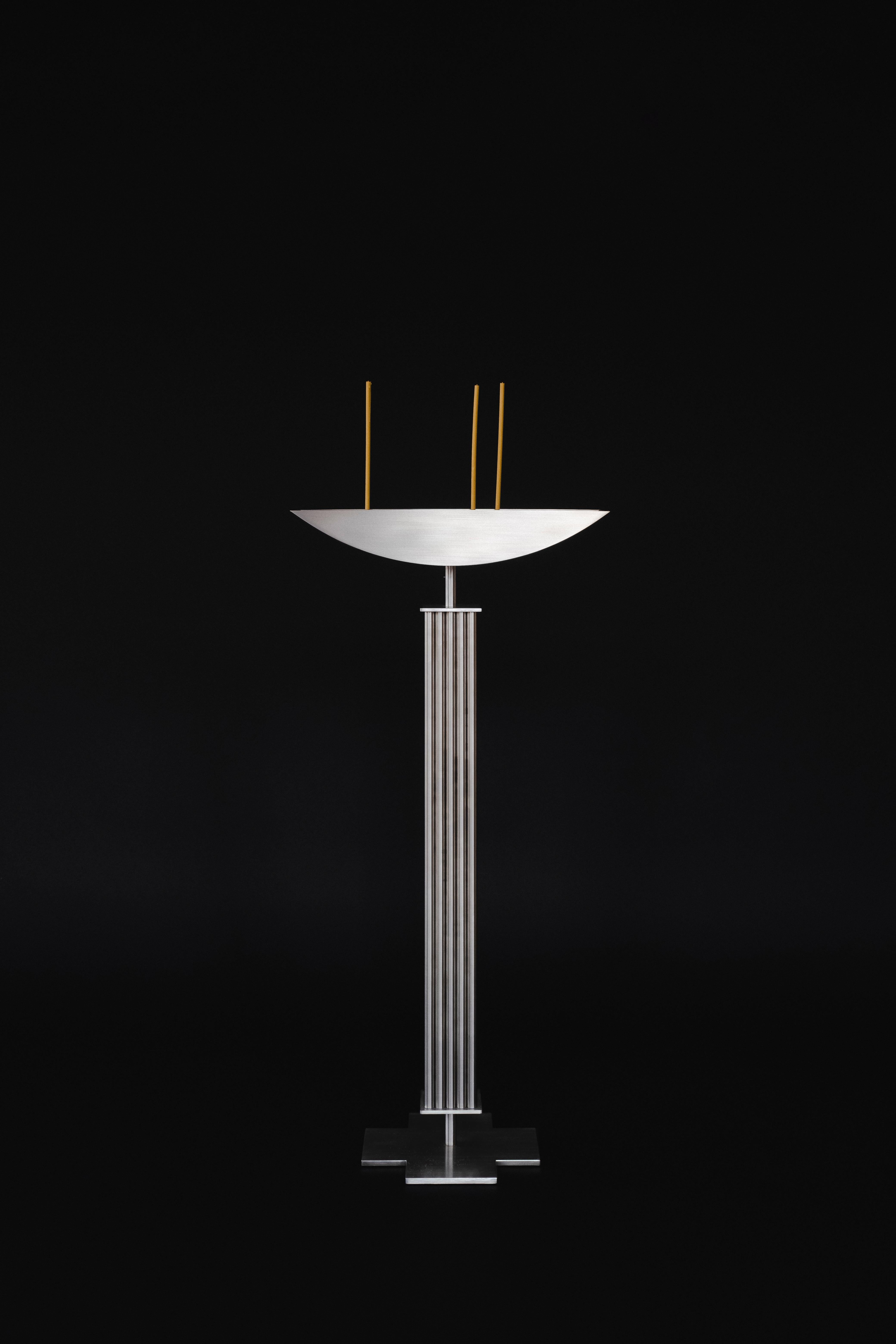 Limitierte Auflage des Lux Æterna Kerzenhalters aus Edelstahl von sashaxsasha
Limitierte Auflage von 12 + 2 A.P
Abmessungen: T 30 x B 55 x H 112 cm. 
MATERIALIEN: Rostfreier Stahl. 

sashaxsasha ist ein Designduo mit Sitz in Paris, Frankreich.