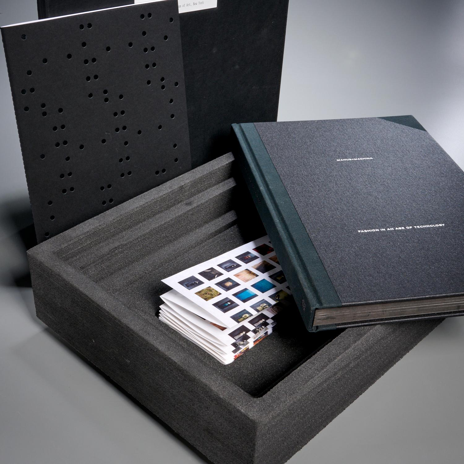Limited Edition Manus x Machina Signed by Anna Wintour - Iris Apfel Collection For Sale 4