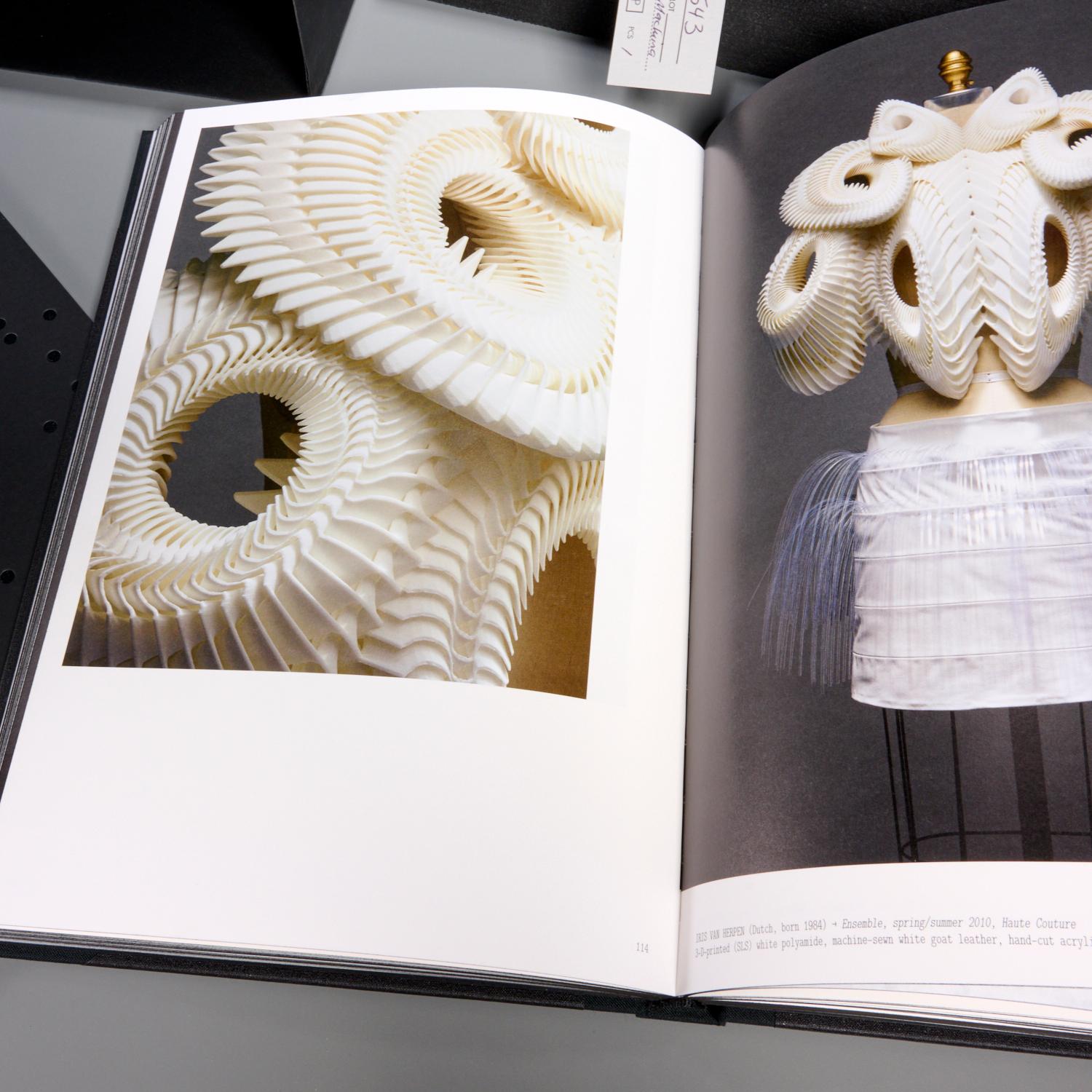 Paper Limited Edition Manus x Machina Signed by Anna Wintour - Iris Apfel Collection For Sale