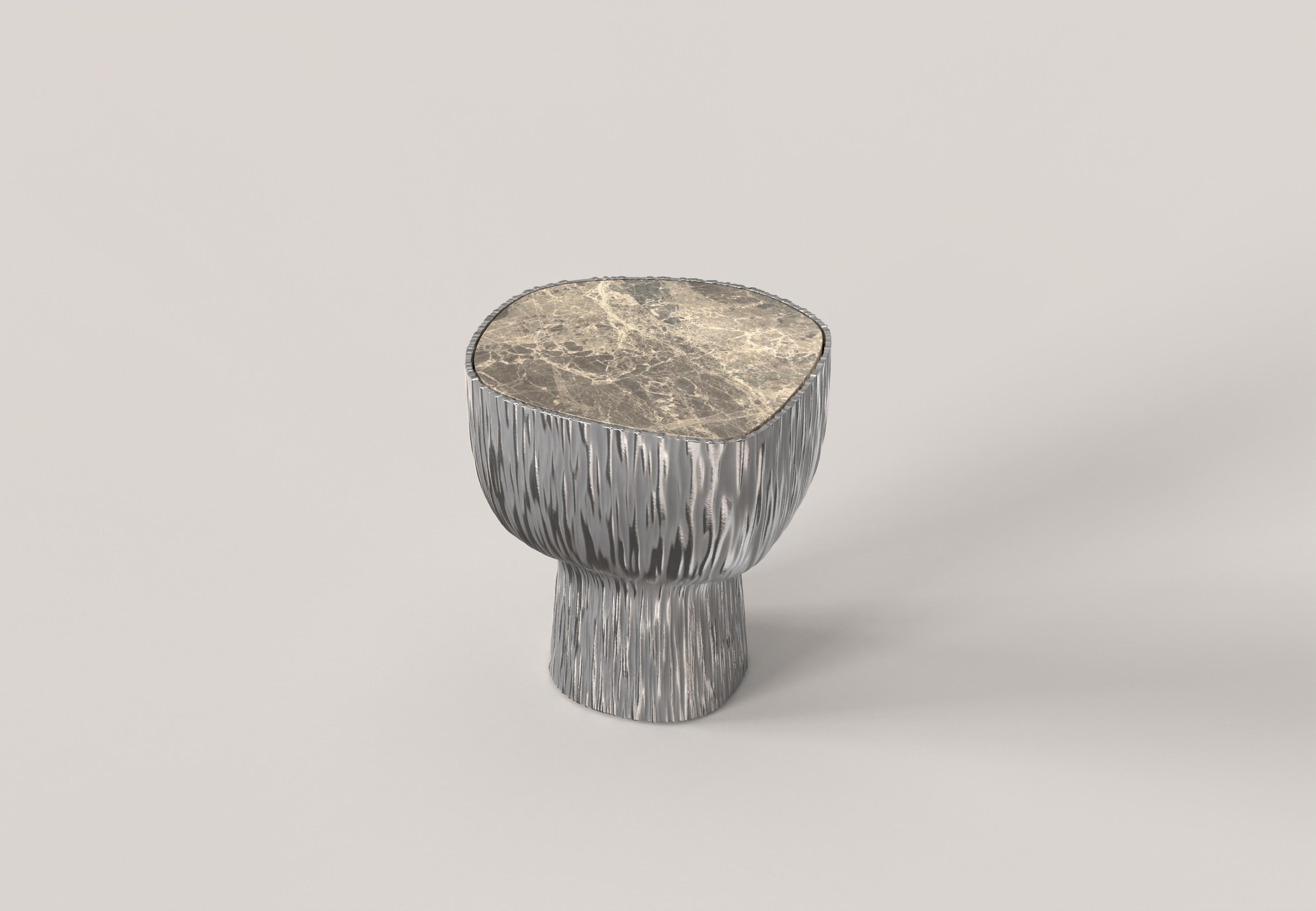Giava V1 ist ein Beistelltisch des 21. Jahrhunderts aus Aluminiumguss mit einer außergewöhnlichen Marmorplatte aus Breccia Paradiso. Der Aluminiumguss zeichnet sich durch eine skulpturale Oberfläche mit einer Riffelung aus, die ihm eine