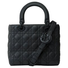 Limited Edition Medium Lady Dior (MM) Handtaschenarmband aus schwarzem Ultamatte-Schwarzem Kalbsleder, BHW