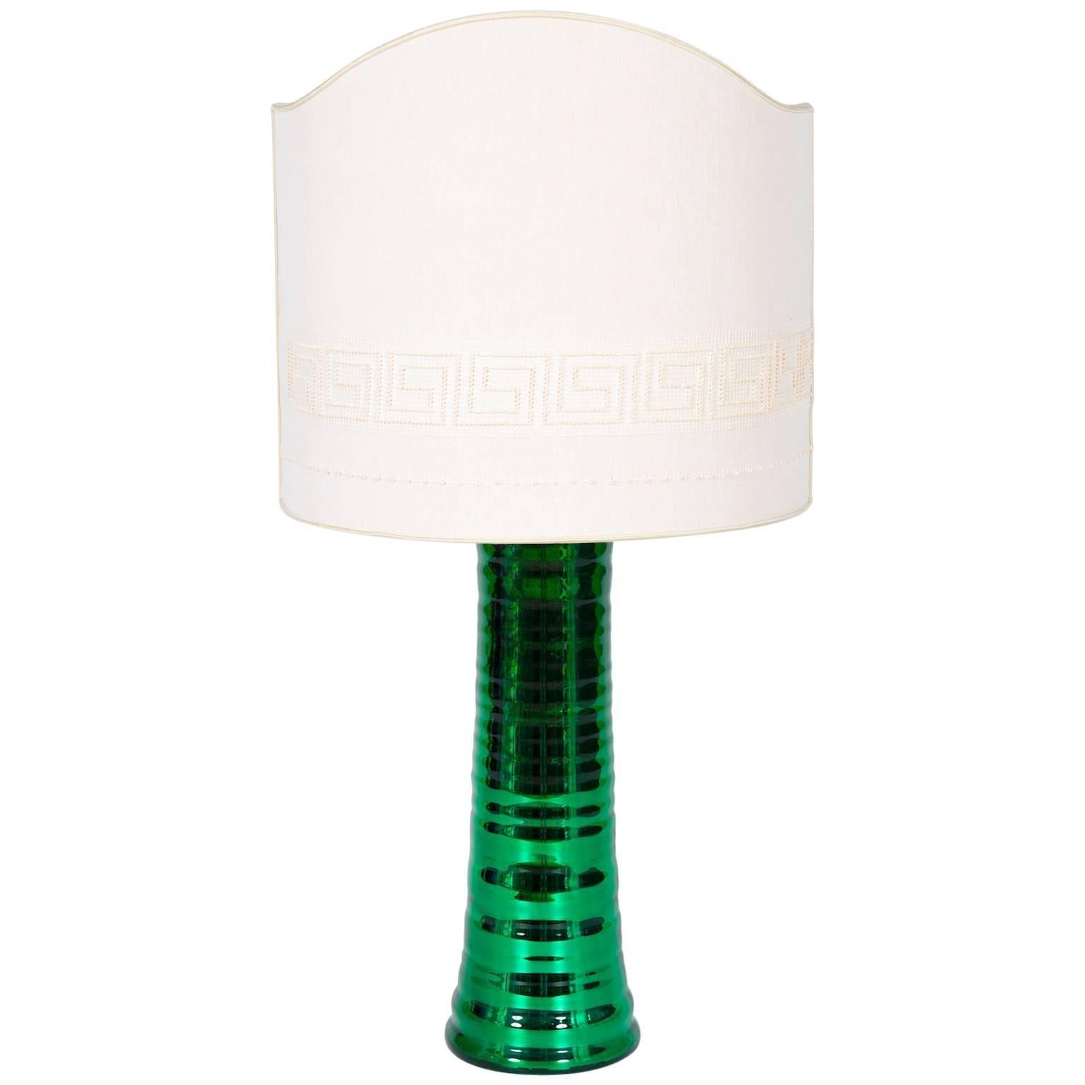 Limited Edition Mirrored green table lamp in Blown Murano Glass 1990s
This table lamp is a unique work of art entirely handcrafted in blown Murano Glass, in the Venetian Murano island. 
It is ma made up of a unique, quite tall, body, entirely