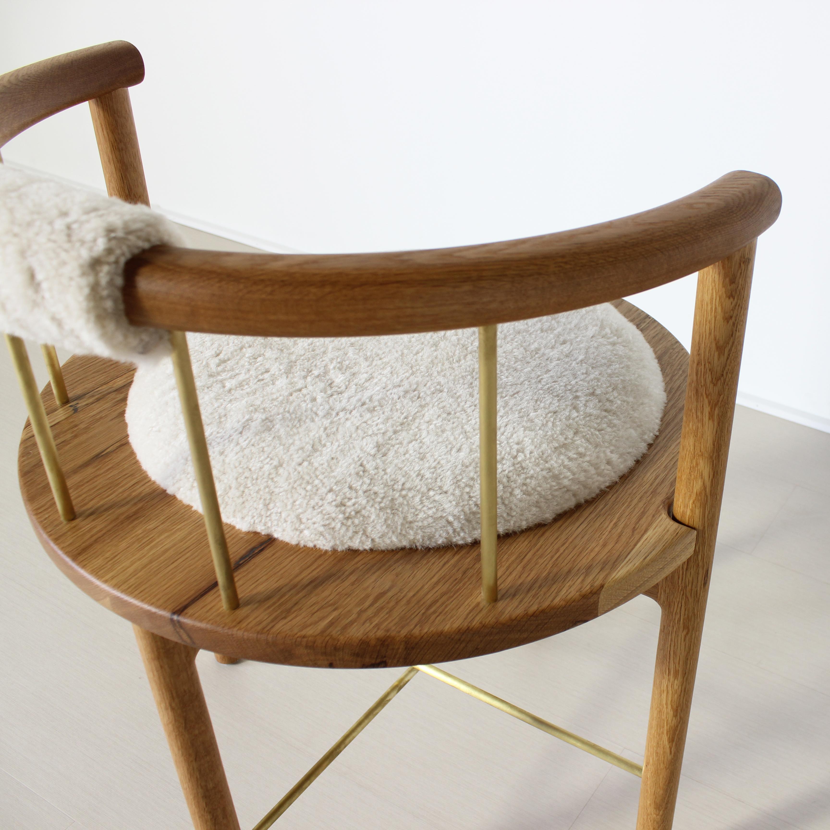Chaise d'appoint Lloyd moderne en chêne blanc, laiton et peau de mouton en vente 1