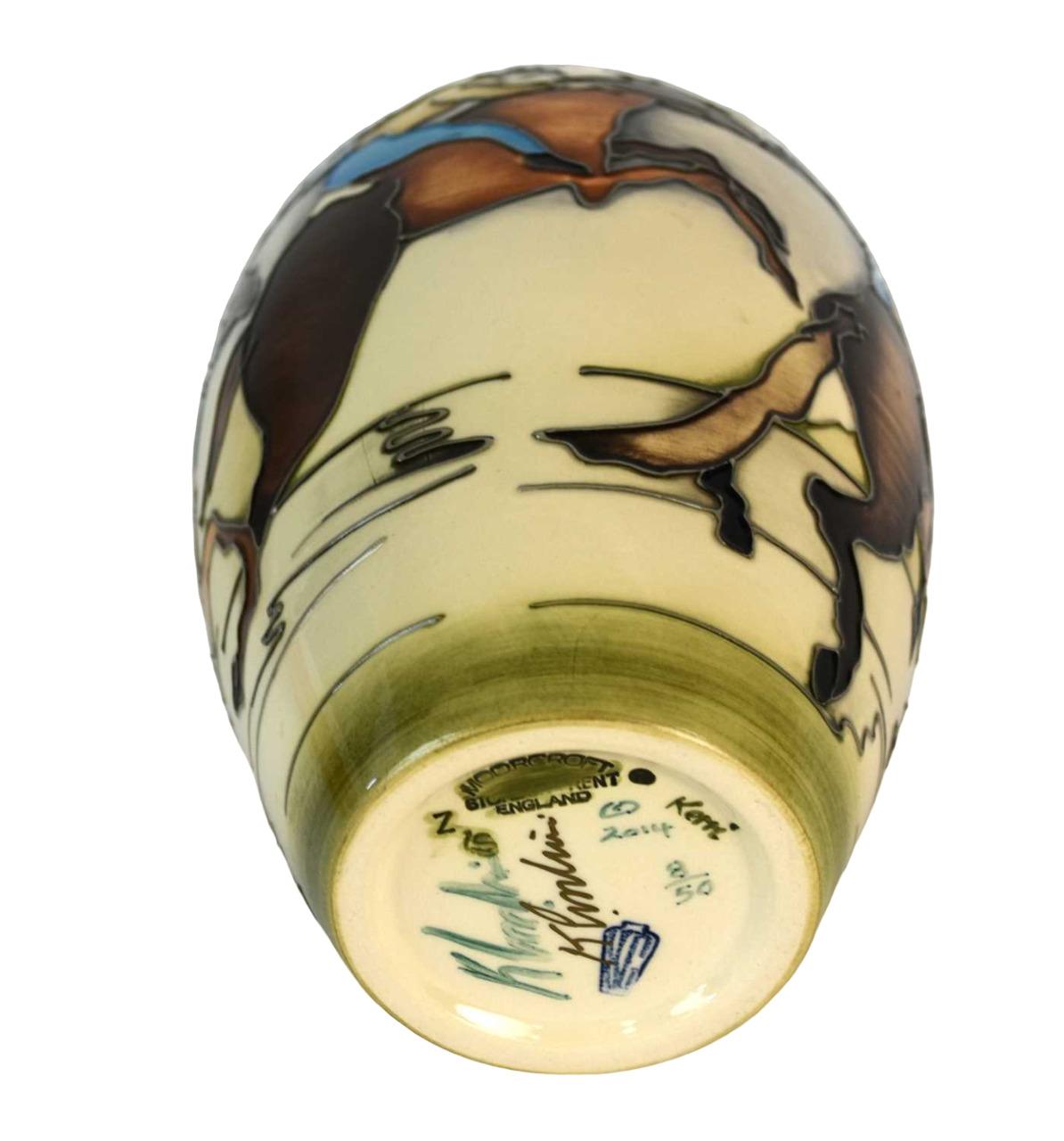 EDITION LIMITEE Vase Moorcroft conçu par Kerry Goodwin. 
Un incroyable vase en poterie d'art au design équestre. 
Décorée de personnages à cheval avec des moulins à vent au-delà, numérotée 5/50, datée 2015, signée à la fois sous et sur la glaçure