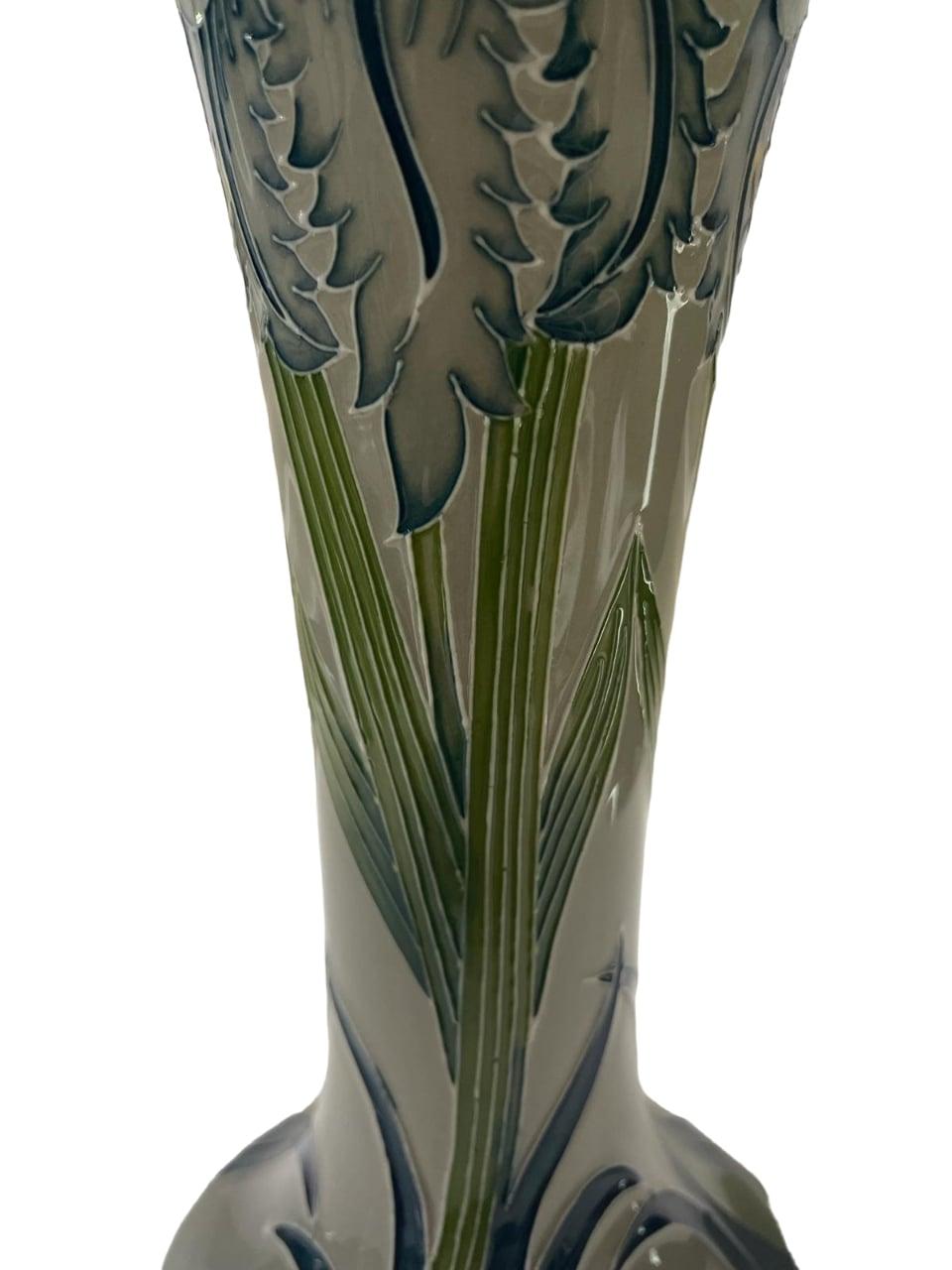 Zeitgenössische Moorcroft-Vase mit dem Muster Green Iris, schlank und spitz zulaufend, zylindrische Vase, 2013 Centennial Relaunch des Designs von William Moorcroft aus dem Jahr 1913.
Aus der Legacy Collection. Datiert 2013, nummerierte Auflage