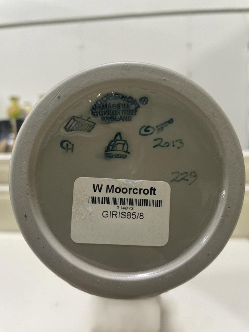 LIMITED EDITION Moorcroft Grüne Irisvase aus der Legacy-Kollektion, datiert 2013 (Glasiert) im Angebot