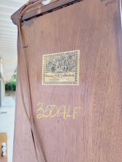 Vitrina in legno da frutto intagliato in stile neoclassico in edizione limitata di Beacon Hill