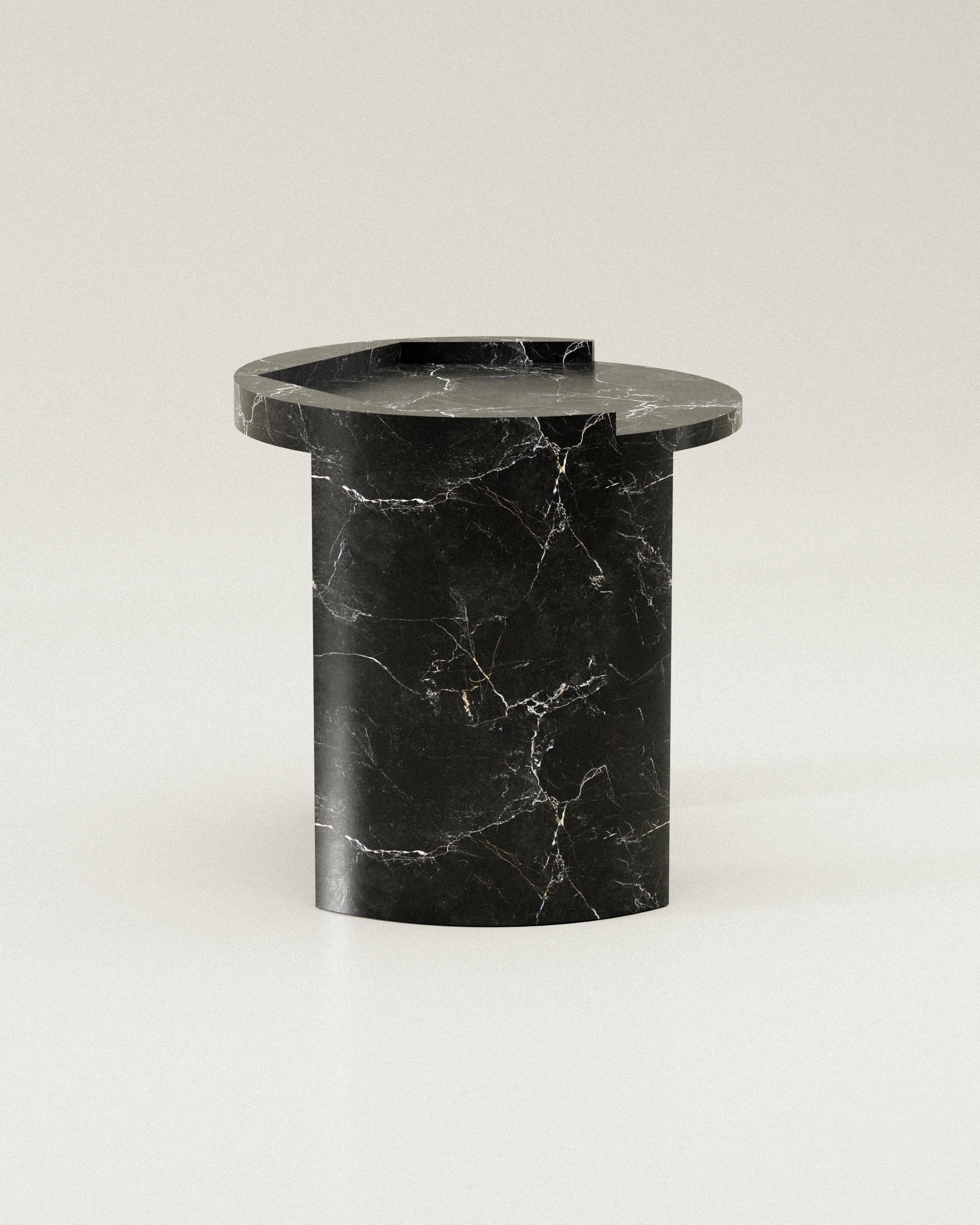 Sgabello NullZwei in edizione limitata in marmo nero di Justus Knut Schomann
Edizione limitata di 25 esemplari + 2AP.
Dimensioni: P 44 x L 45 x H 44 cm.
Materiali: Marmo nero.

Questo pezzo ha un numero di serie e include un certificato di