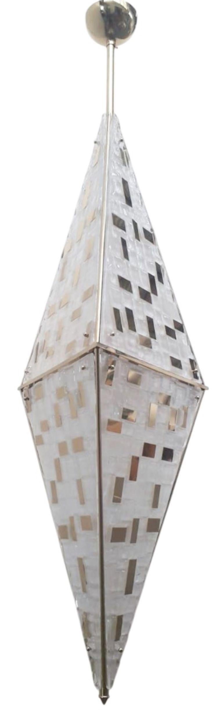 Paire de lanternes Luxor en édition limitée avec des verres Murano texturés triangulaires dépolis, décorés de détails en laiton, montés sur des montures en laiton poli / Design exclusif de Gianluca Fontana / Fabriqué en Italie, 21e siècle.
Hauteur