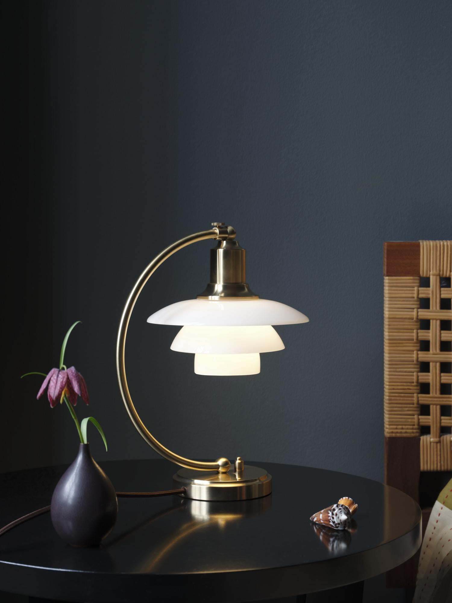 Scandinave moderne Lampe de bureau « Luna » en verre opalin PH 2/2 en édition limitée pour Louis Poulsen en vente