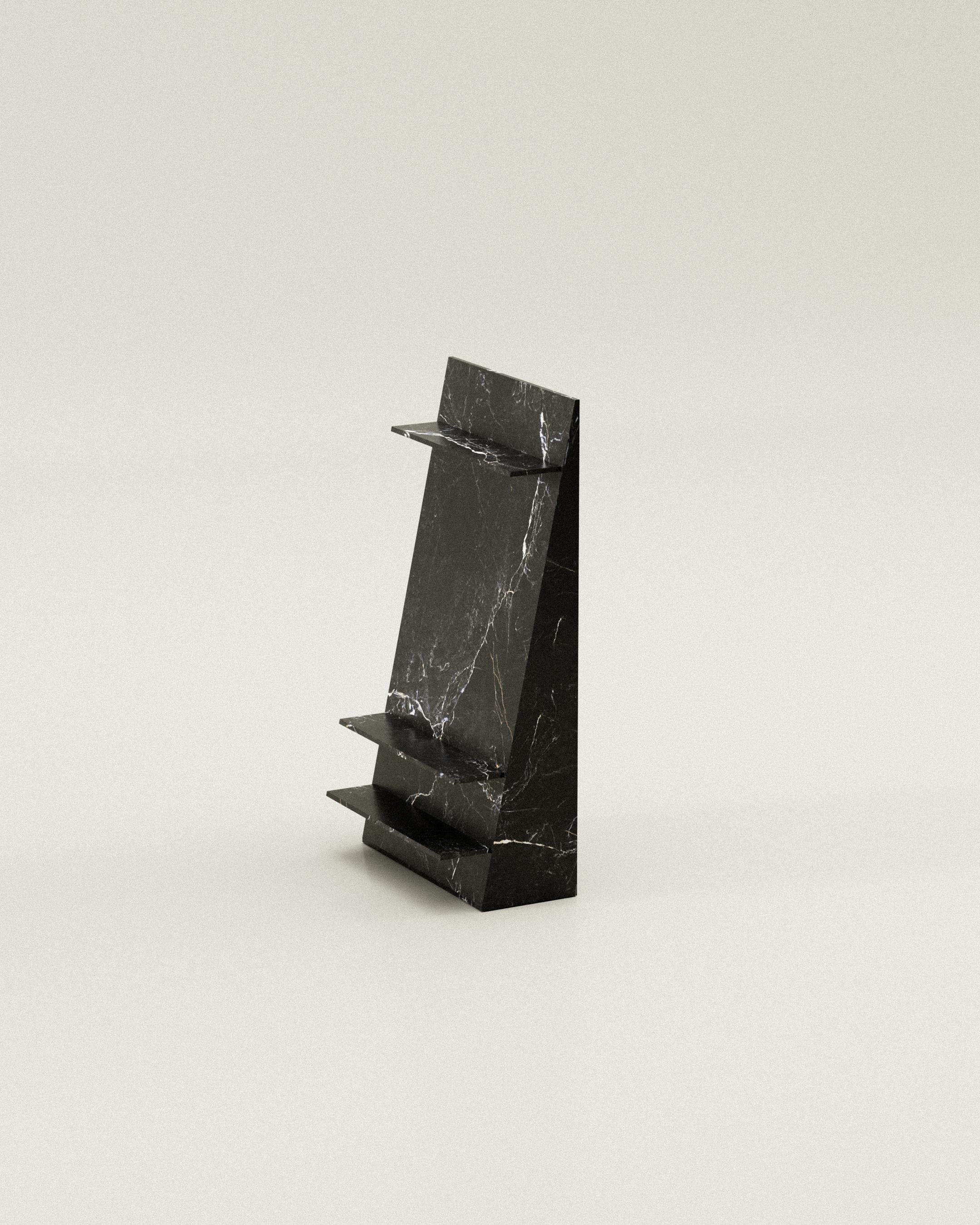 Edición limitada de la estantería Primitivling de mármol negro de Justus Knut Schomann
Edición limitada de 50 + 3AP.
Dimensiones: P 60,5 x An 105 x Al 210 cm.
Materiales: Mármol negro.

Esta pieza tiene un número de serie e incluye un certificado de
