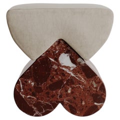 Edizione limitata, cuscino a forma di cuore in marmo rosso "Amarino Seat" di Esther Knopfler