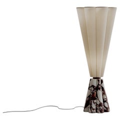 Limitierte Auflage, Lampe „Bouquet“ aus rotem Marmor, Metall und Stoff, M, von Esther Knopfler