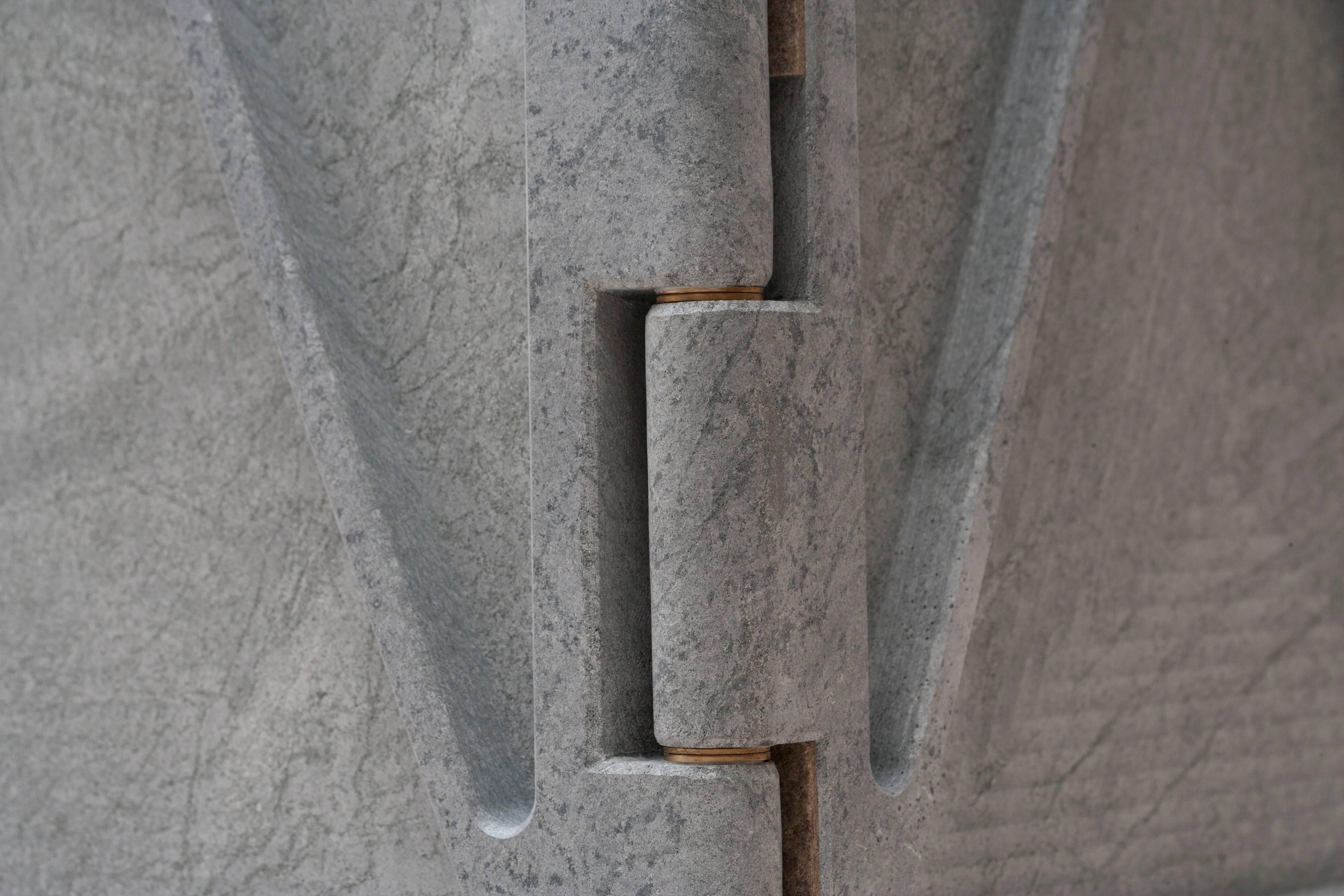 Laiton Crédence en pierre en relief en édition limitée Soapstone de Fort Standard en vente