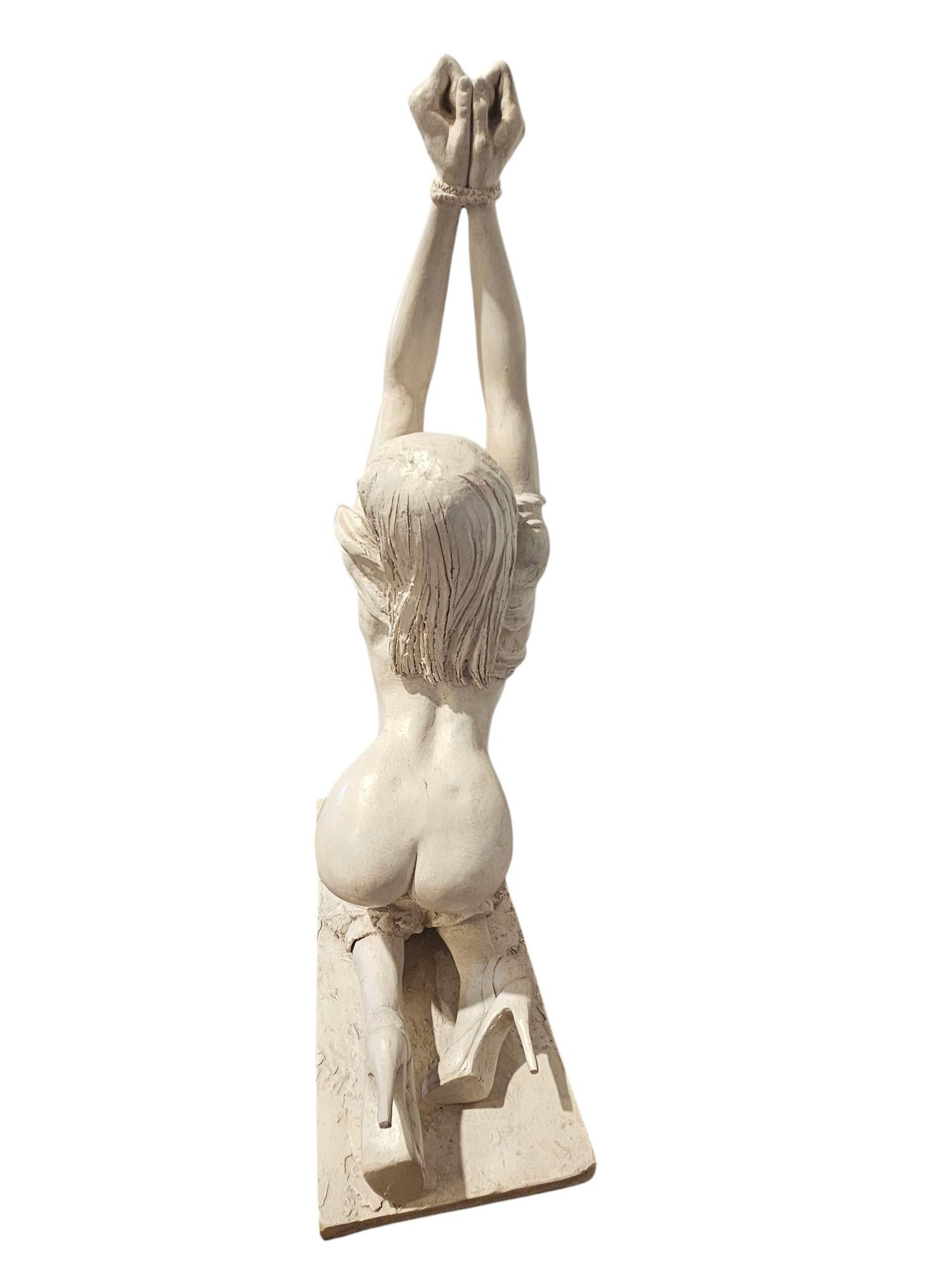 Escultura Erótica de Resina de una Mujer en Bondage 
De rodillas y con las manos atadas
En Acabado Blanco Antiguo