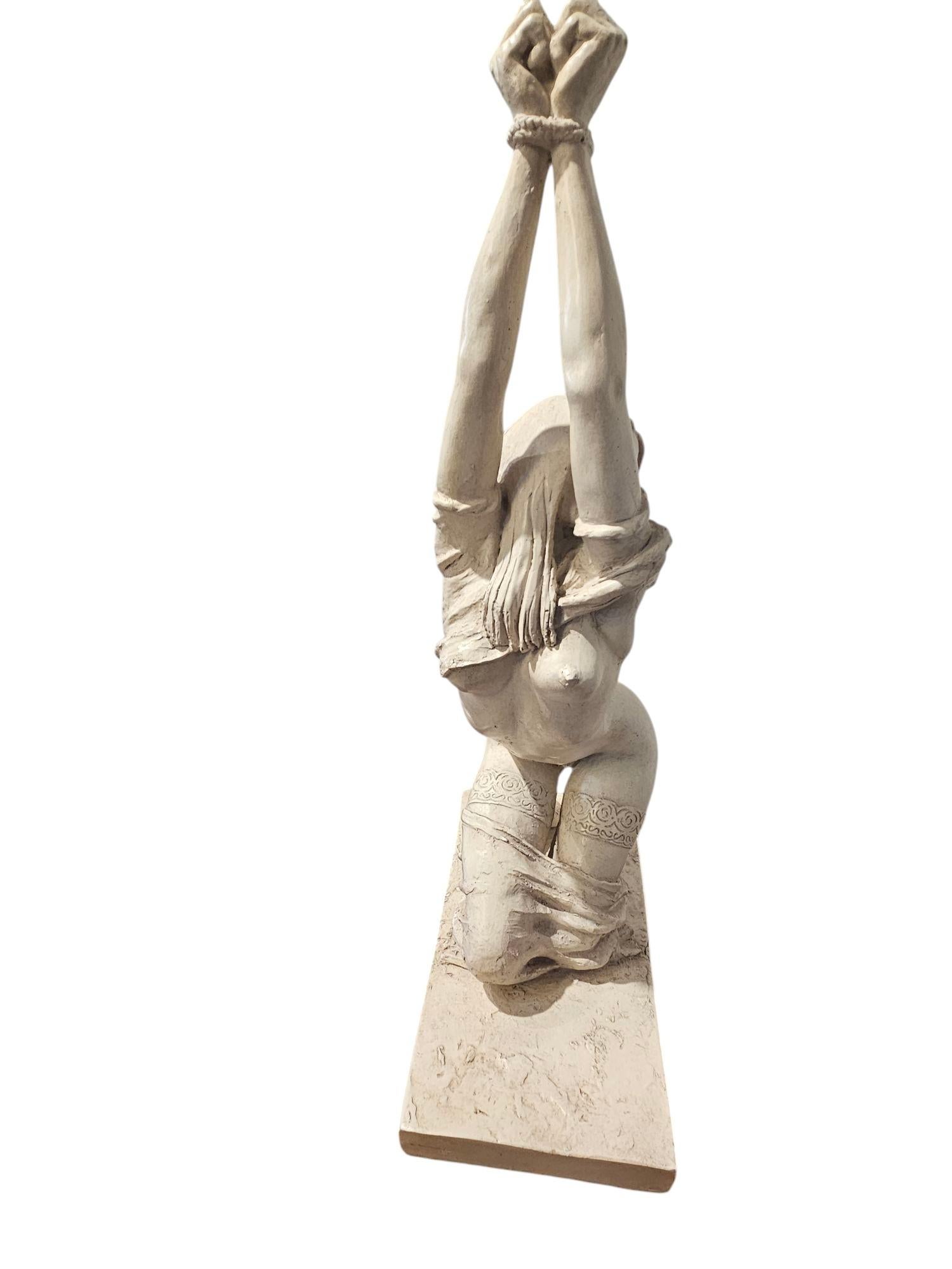 Escultura de resina de edición limitada de una chica Bondage Moderno en venta
