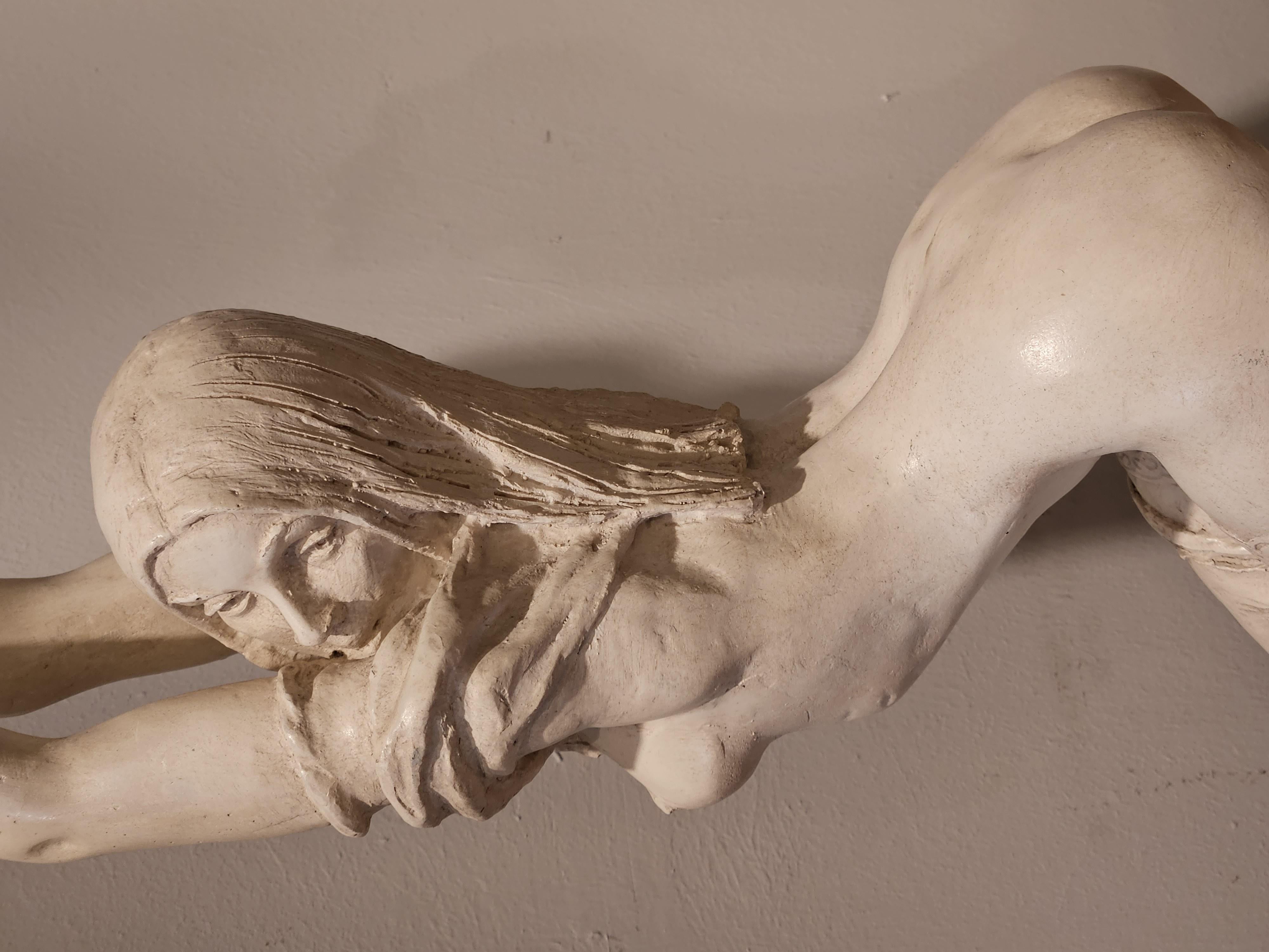 Escultura de resina de edición limitada de una chica Bondage Europeo en venta