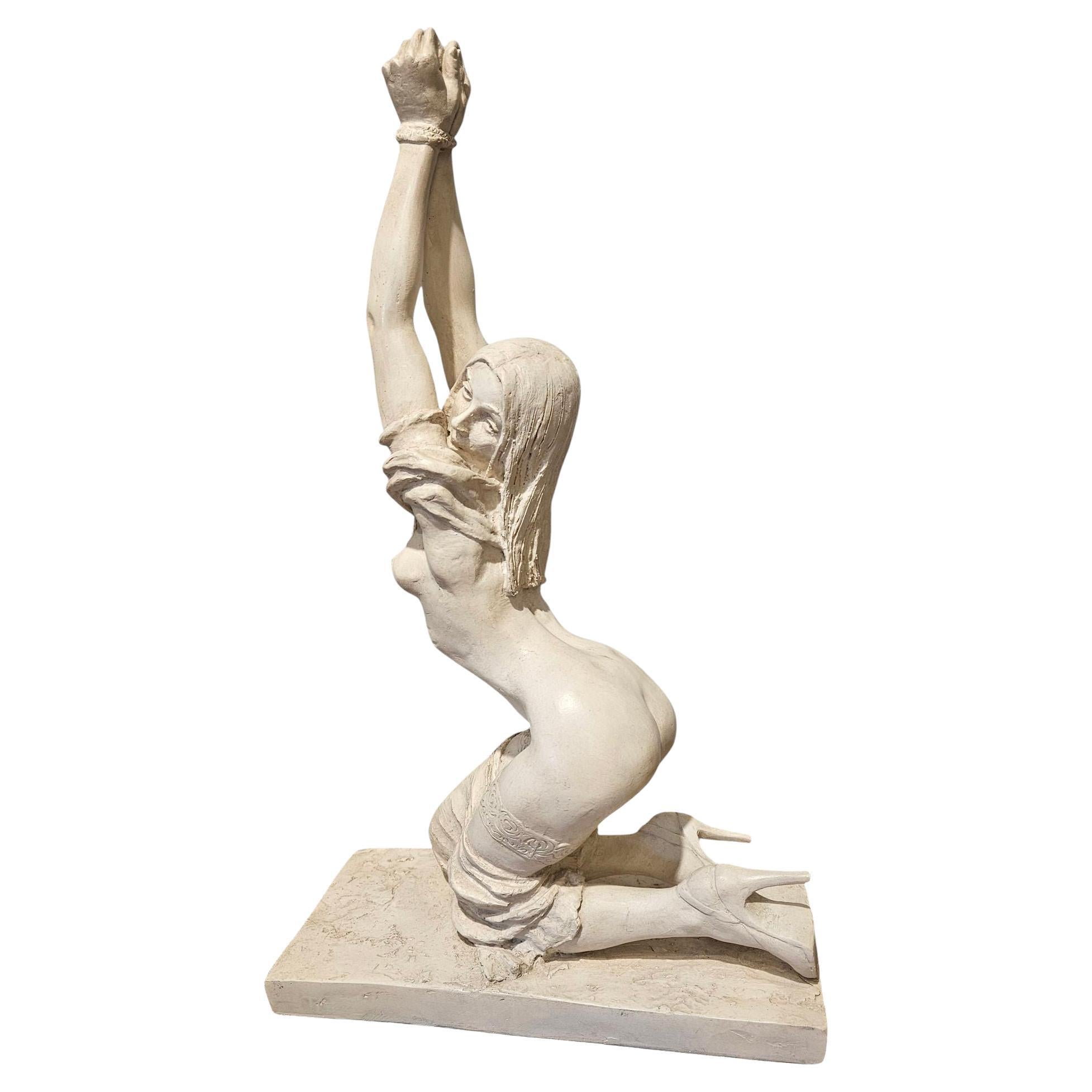Escultura de resina de edición limitada de una chica Bondage en venta