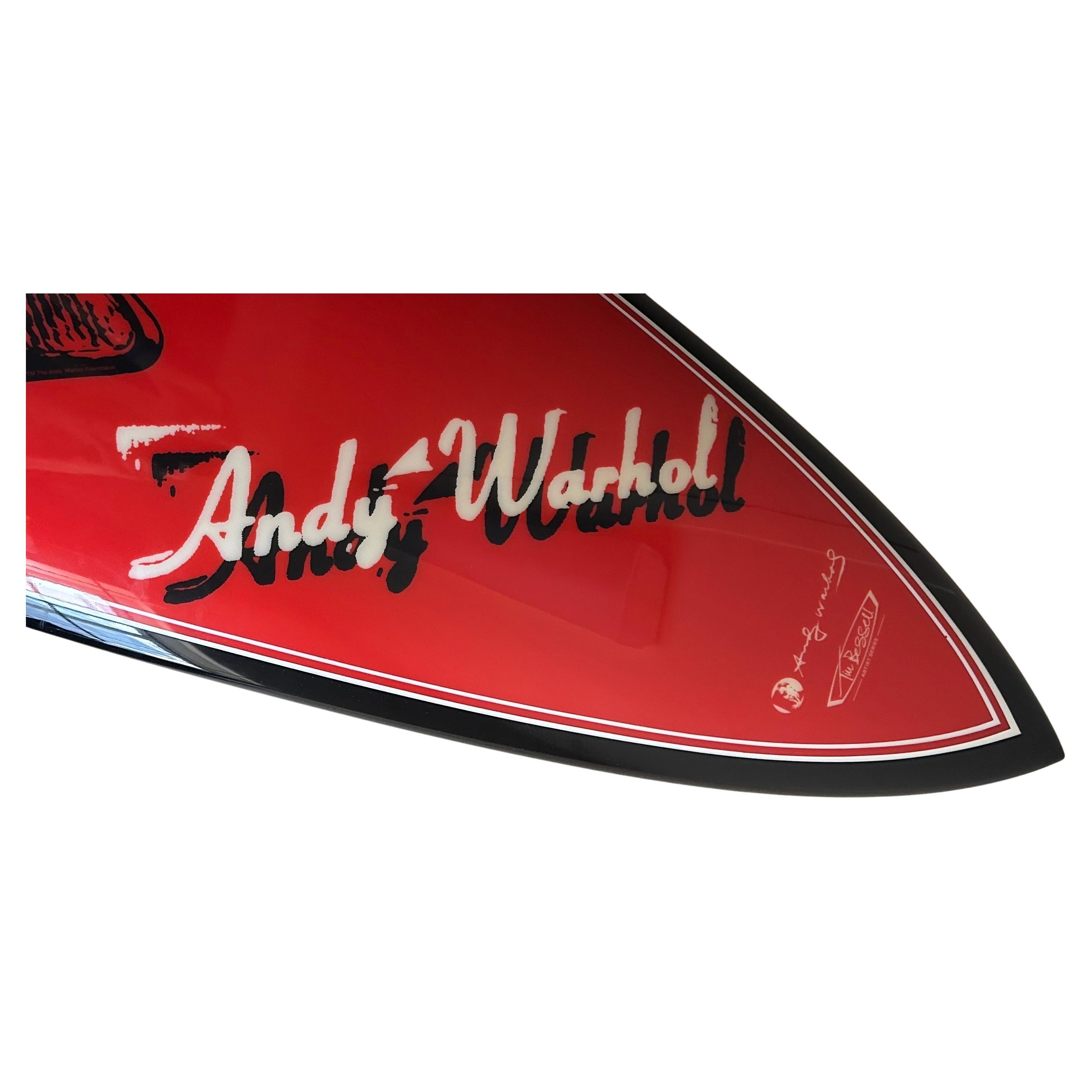 Limitierte Auflage von Surfboard/Skulptur „Revolver“ von Andy Warhol & Tim Bessell (21. Jahrhundert und zeitgenössisch) im Angebot