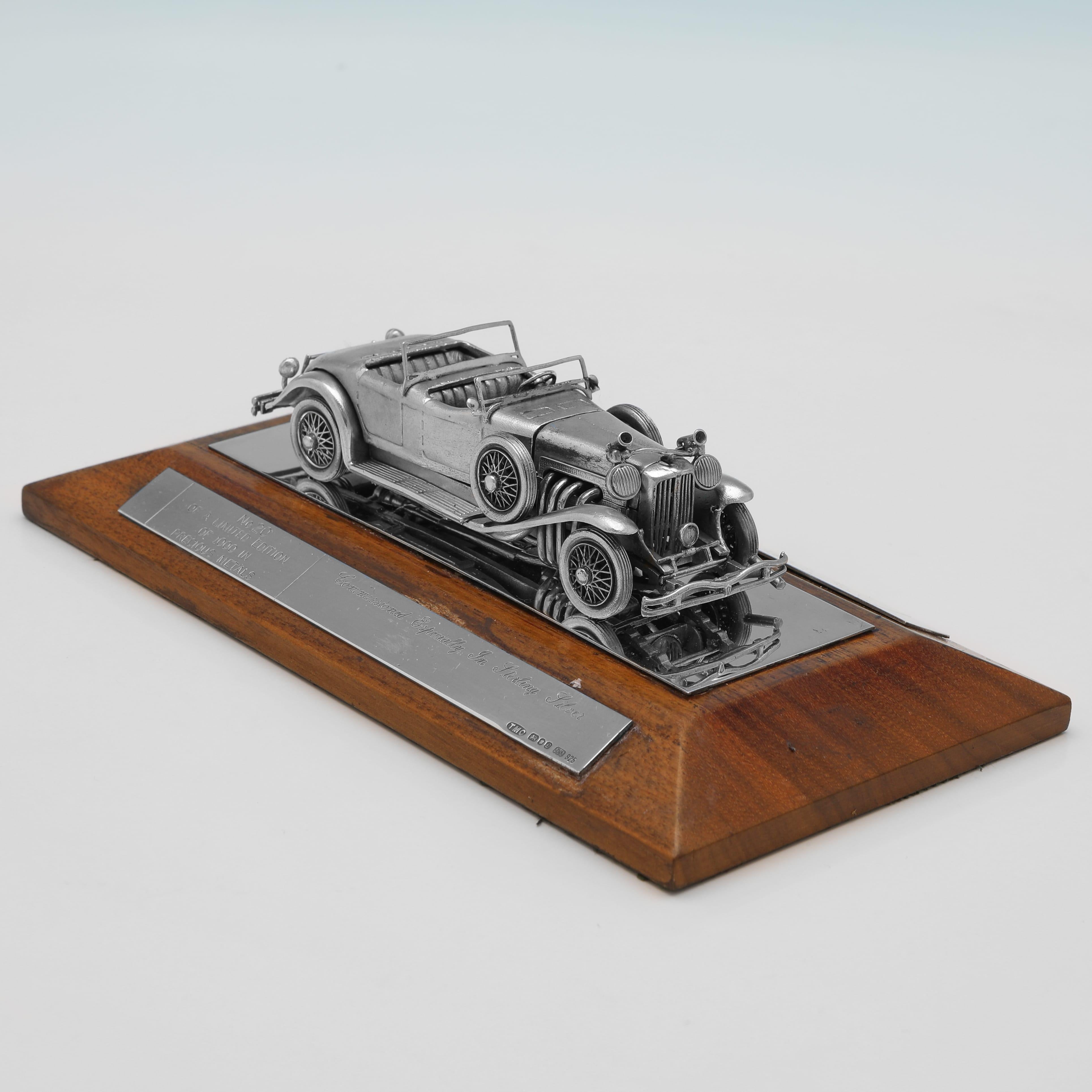 Poinçonnée à Londres en 1979 par Magna Dove Ltd, cette très belle maquette en argent sterling d'un Duesenberg SJ Torpedo Phaeton porte le numéro 20 d'une édition limitée à 1000 exemplaires réalisée pour The Magna Collection à l'échelle 1/50. Elle