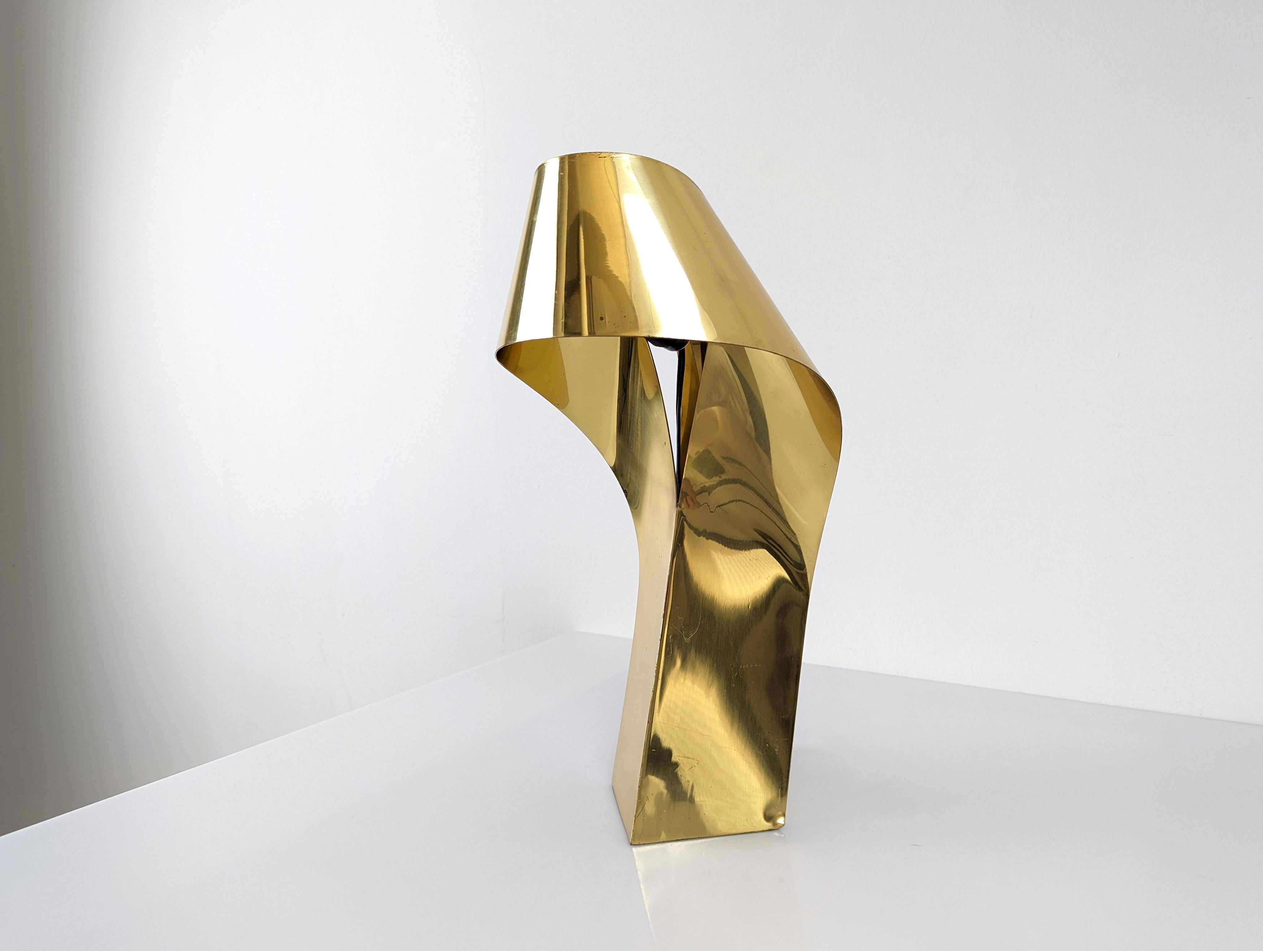 Lampe de table sculpturale des années 1970 du designer français Serge Mansau. Cette pièce est estampillée et numérotée 9/1000, faisant partie d'une série limitée. M. Mansau, célèbre pour ses flacons de parfum sculpturaux révolutionnaires pour des