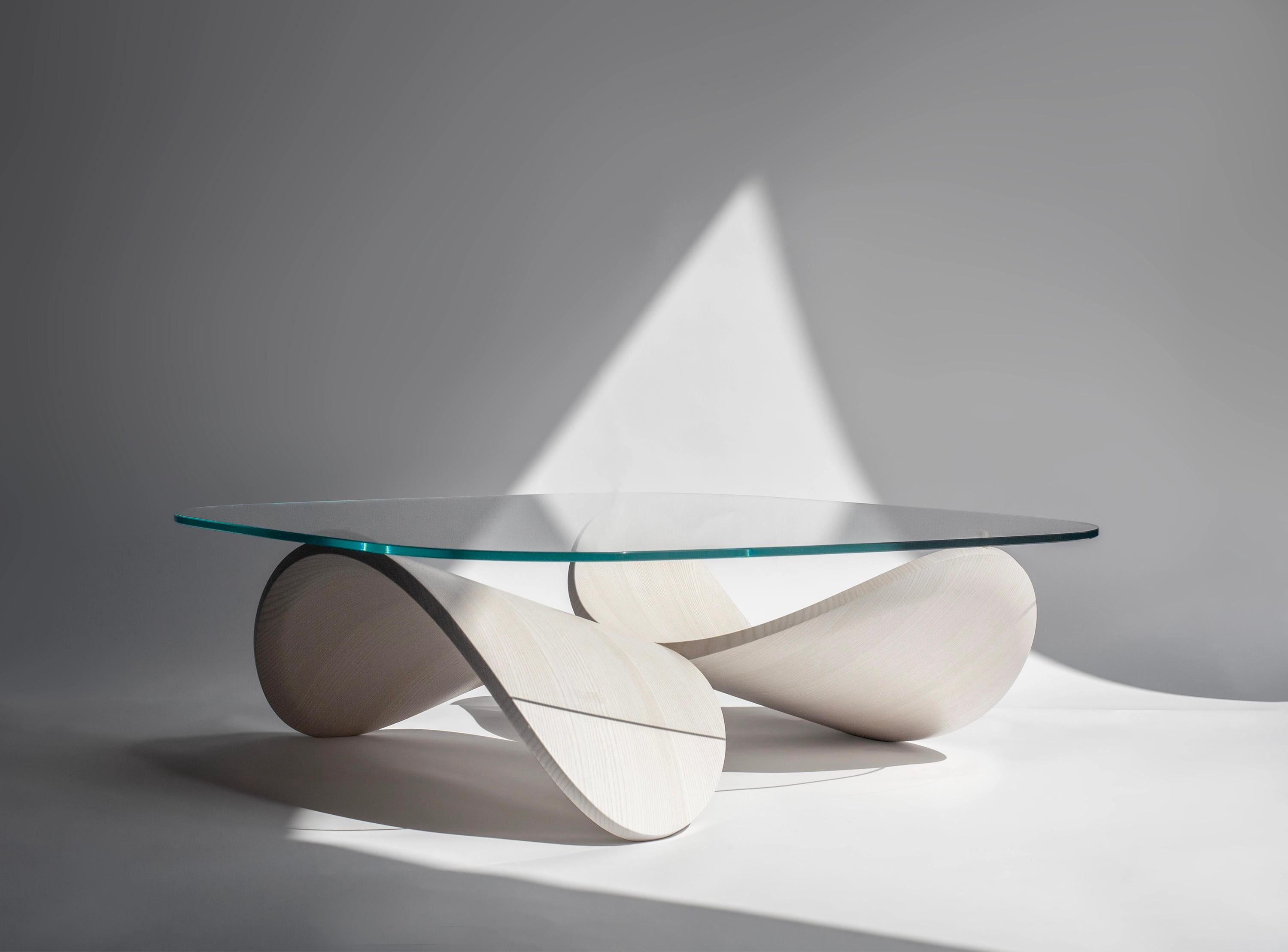 Skulpturaler Couchtisch aus gebogenem massivem Eschenholz in limitierter Auflage, Weiß, Italien (Italienisch) im Angebot