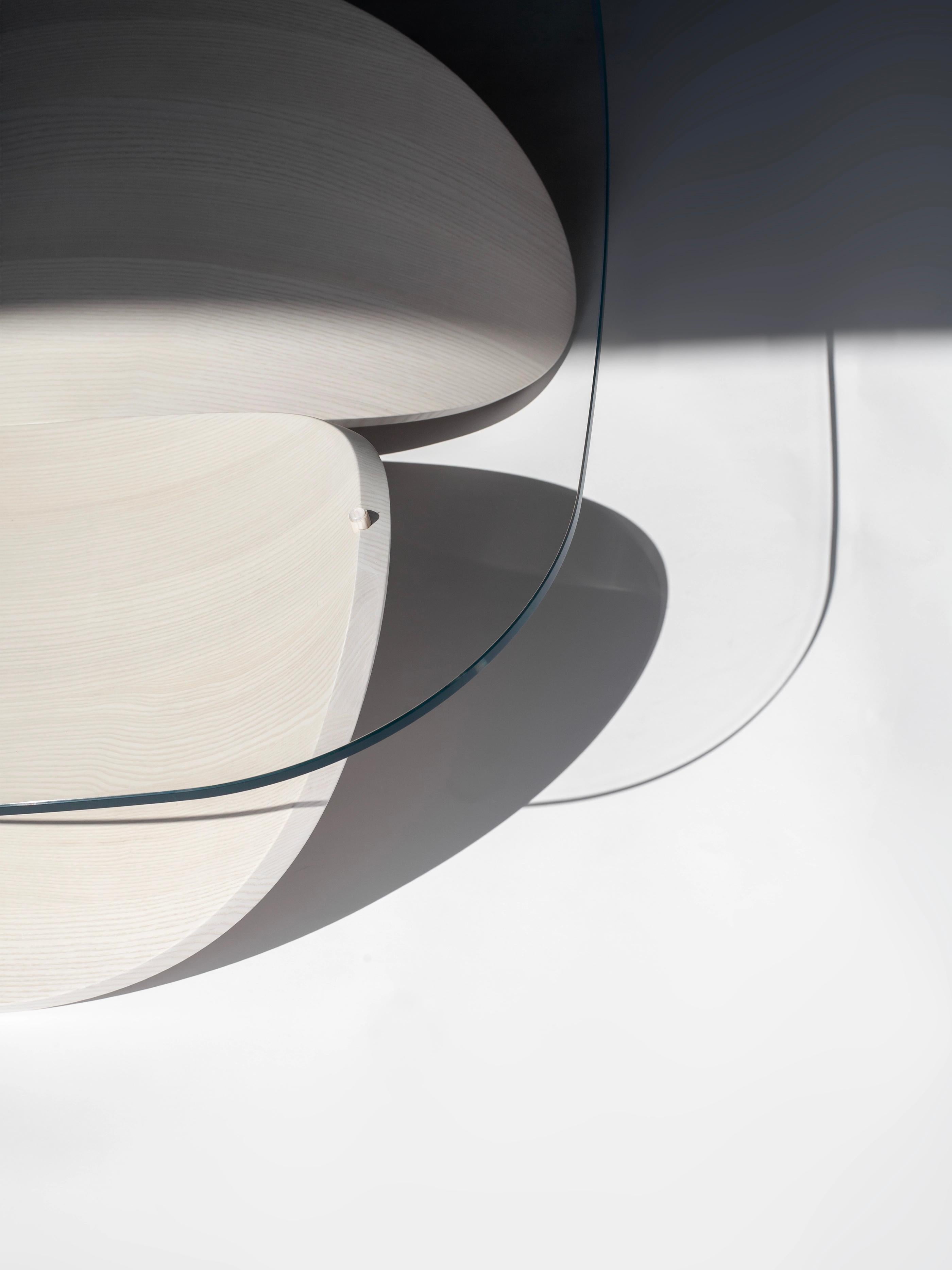 Skulpturaler Couchtisch aus gebogenem massivem Eschenholz in limitierter Auflage, Weiß, Italien im Zustand „Neu“ im Angebot in Milano, IT