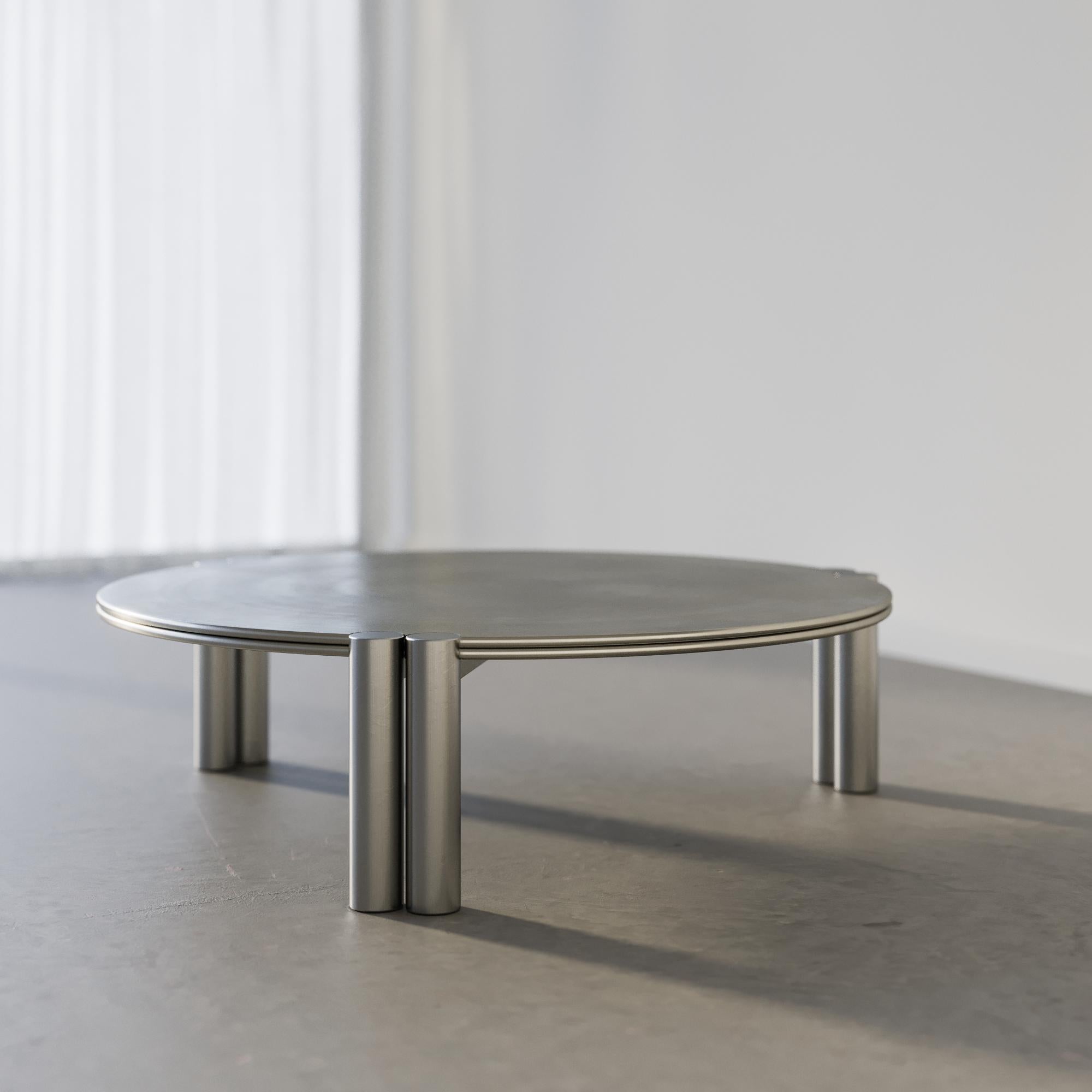 Il tavolino Forever è un pezzo scultoreo in edizione limitata realizzato a mano da HEGI in alluminio liquido. Con la sua audace forma circolare e la finitura metallica riflettente, è stato progettato per essere sia una superficie funzionale che