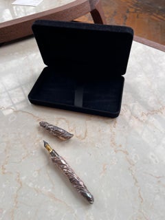 Stylo plume sculptural argenté en édition limitée par César, dans un coffret en velours.