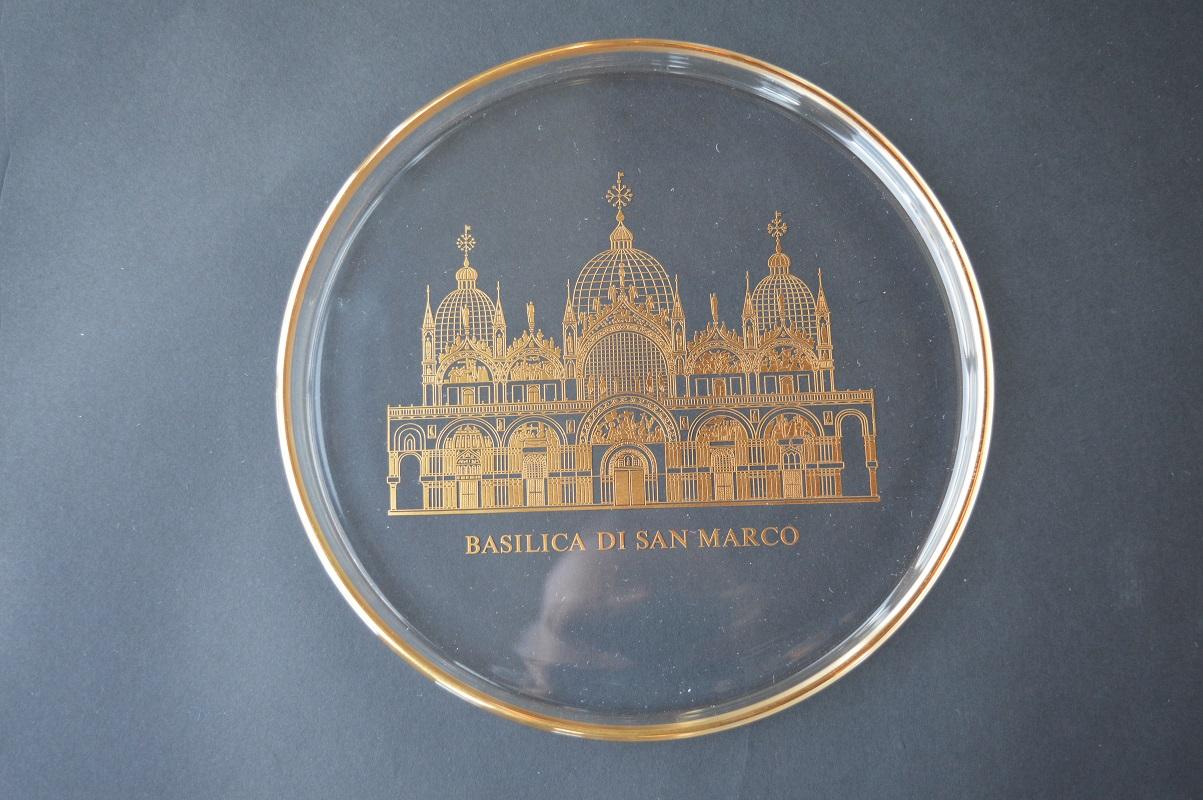 Limited Edition set of eight Orrefors gilt overlay collector plates depicting the most important cathedrals from around the world. They are signed and are from 1970-1977. Sweden, 1970s.