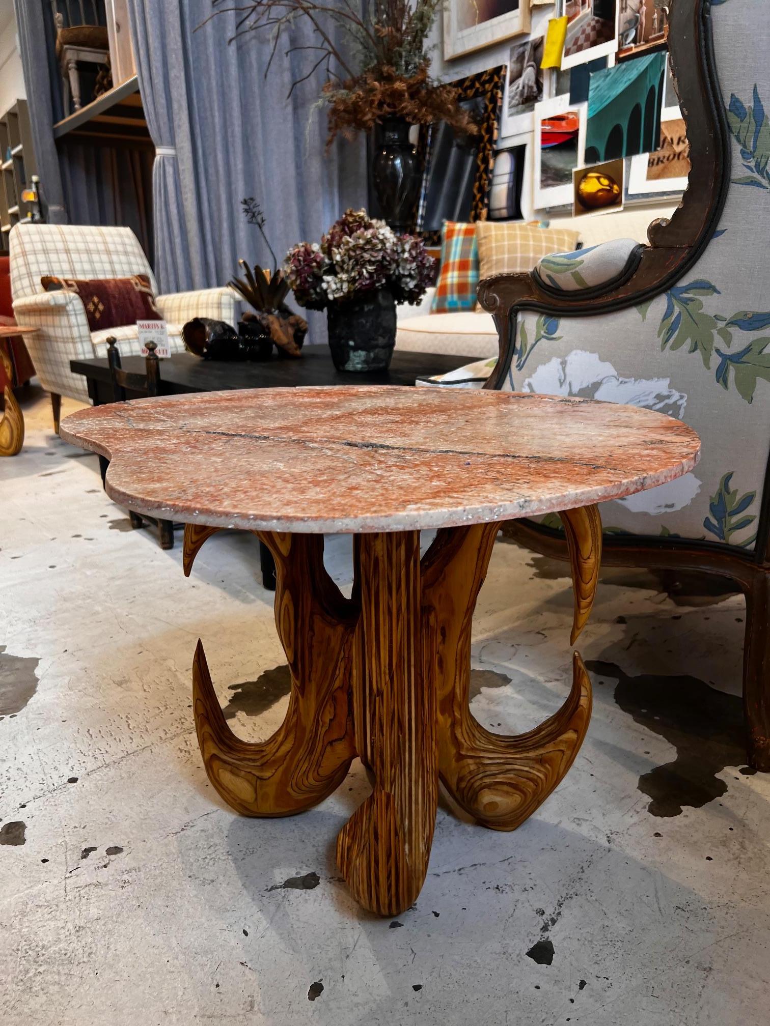 Table d'appoint en édition limitée avec plateau en marbre rouge antique tambouriné et base sculptée en contreplaqué Ample stratifié.