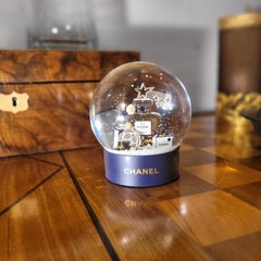 Globo di neve in edizione limitata della prestigiosa casa di moda francese CHANEL.