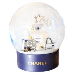 Globo di neve in edizione limitata della prestigiosa casa di moda francese CHANEL.