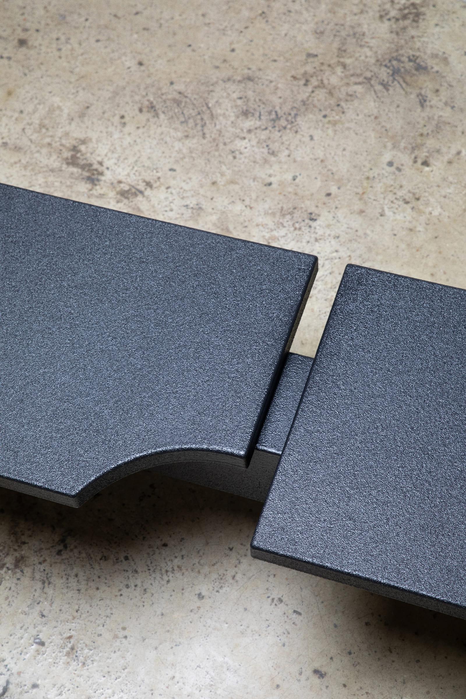 Français Édition limitée SSB01B Banc noir en MDF avec revêtement en résine par sashaxsasha en vente