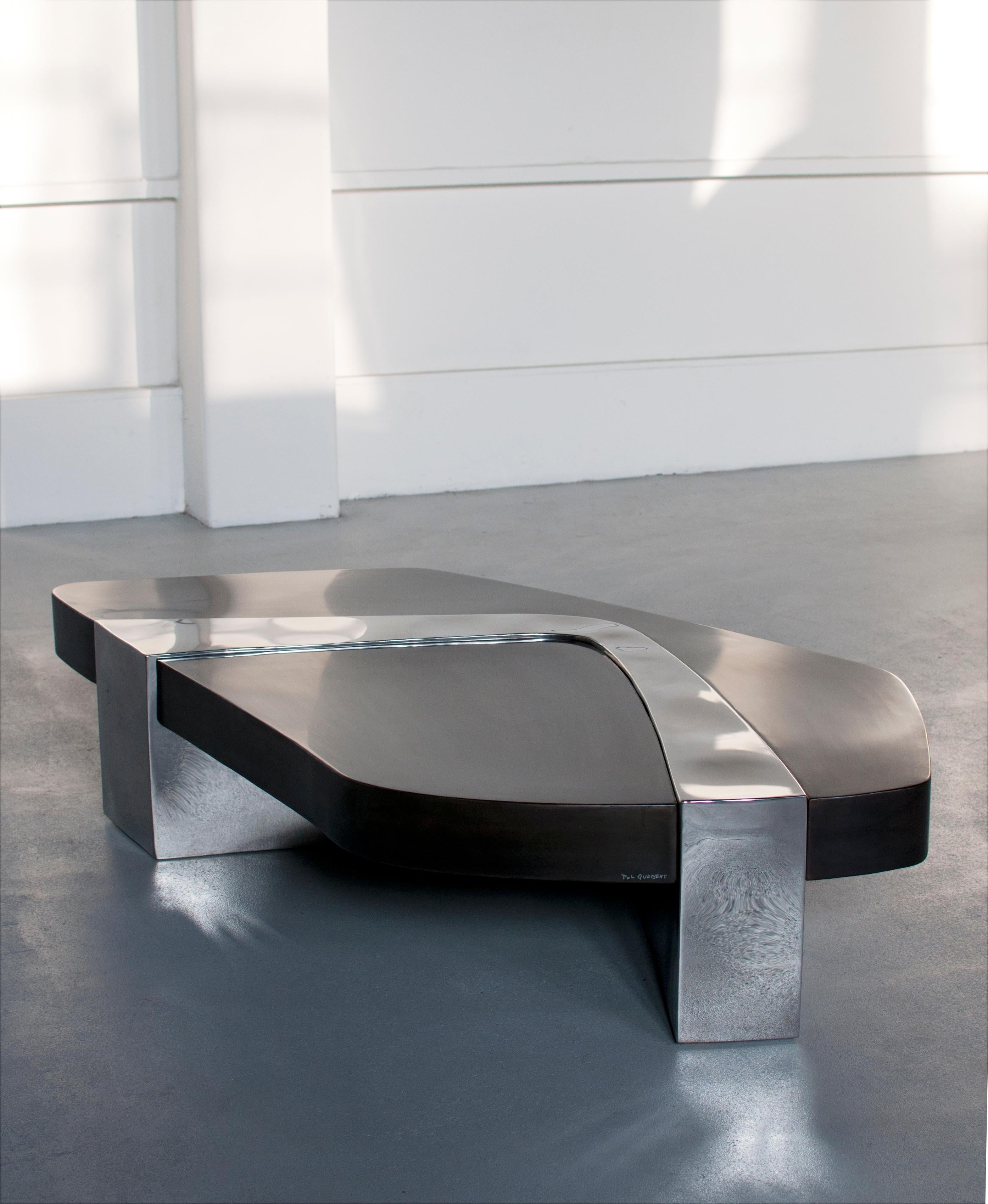 Stahl- Londoner Tisch aus Stahl in limitierter Auflage von Pol Quadens
Abmessungen : 35 x 180 x H95 cm
MATERIAL : Stahl schwarz patiniert (Schokolade) und seidenmatt lackiert + Edelstahl spiegelpoliert
Gewicht: 40 kg

Pol Quadens wurde in Brüssel