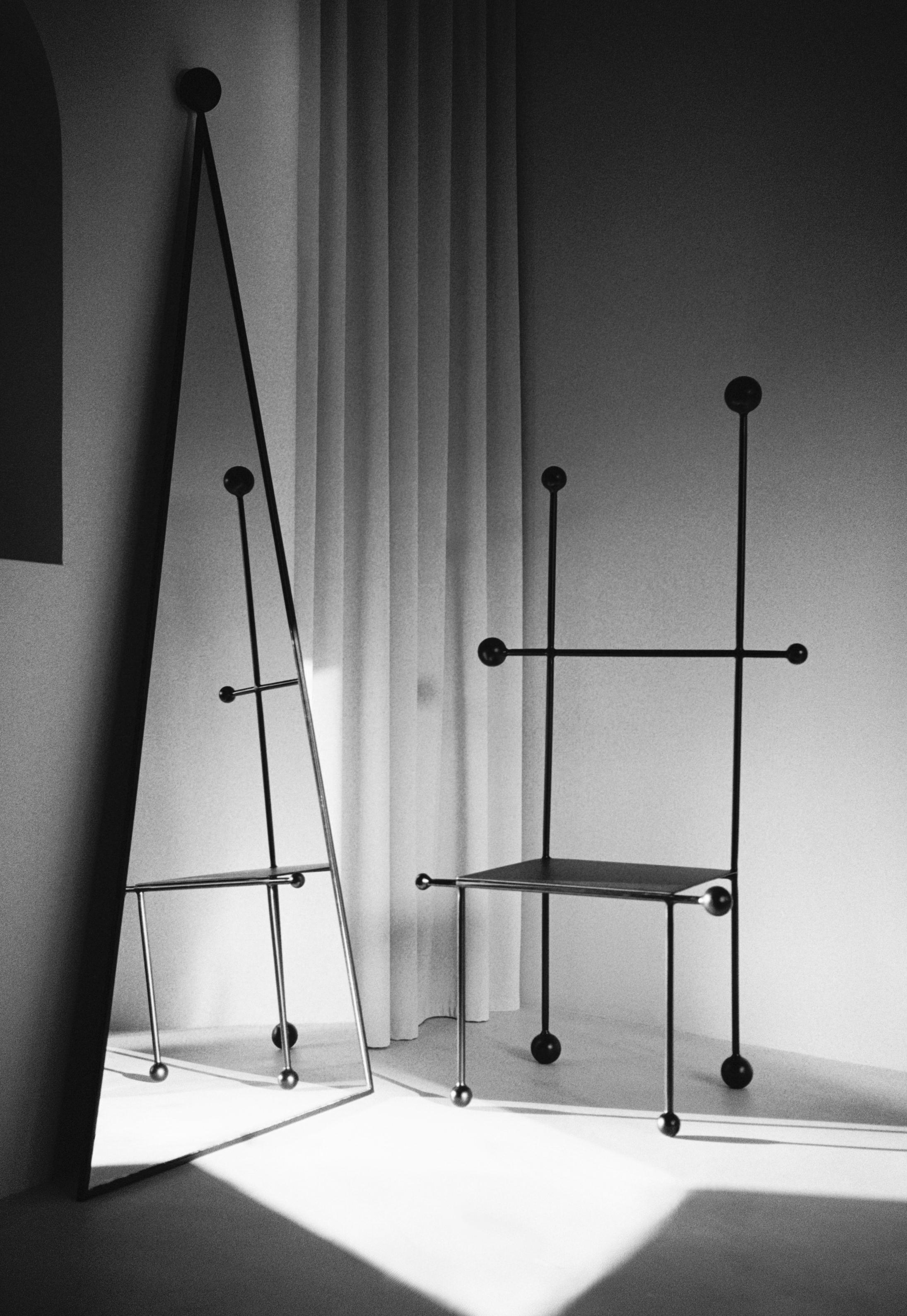Der Constellation Throne ist ein kühnes Zusammenspiel von Struktur und Fantasie. Er ist ein markanter skulpturaler Stuhl, der aus Eisen geschmiedet wurde. Mit seinen zarten, aber dennoch durchsetzungsfähigen Linien balanciert dieses Stück zwischen